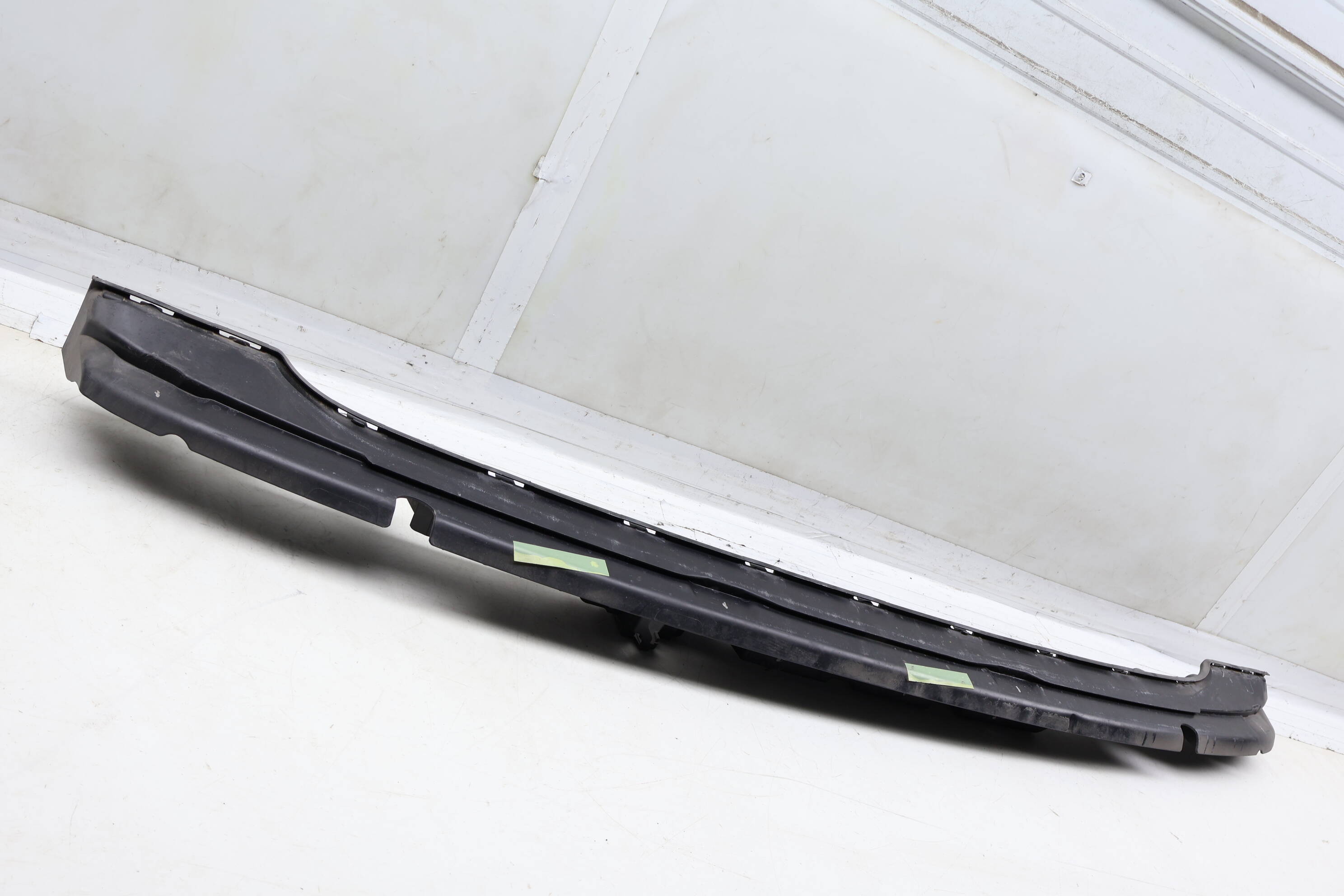Center Bumper Guide / Bracket 4M0807458