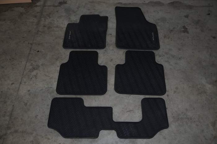 Rubber Floor Mat Set (Atlas) 3CN061550 main product photo