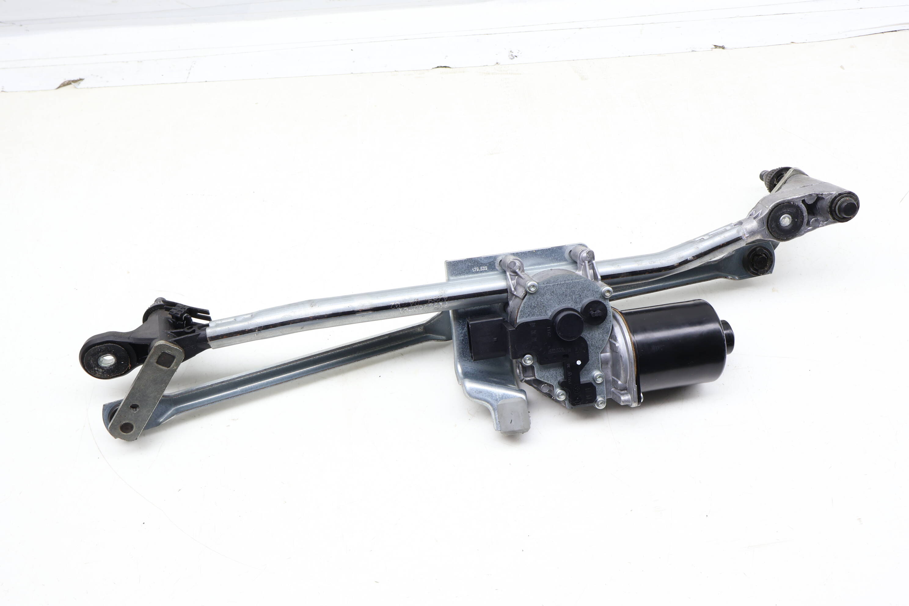 Wiper Transmission W/ Motor 61617192963