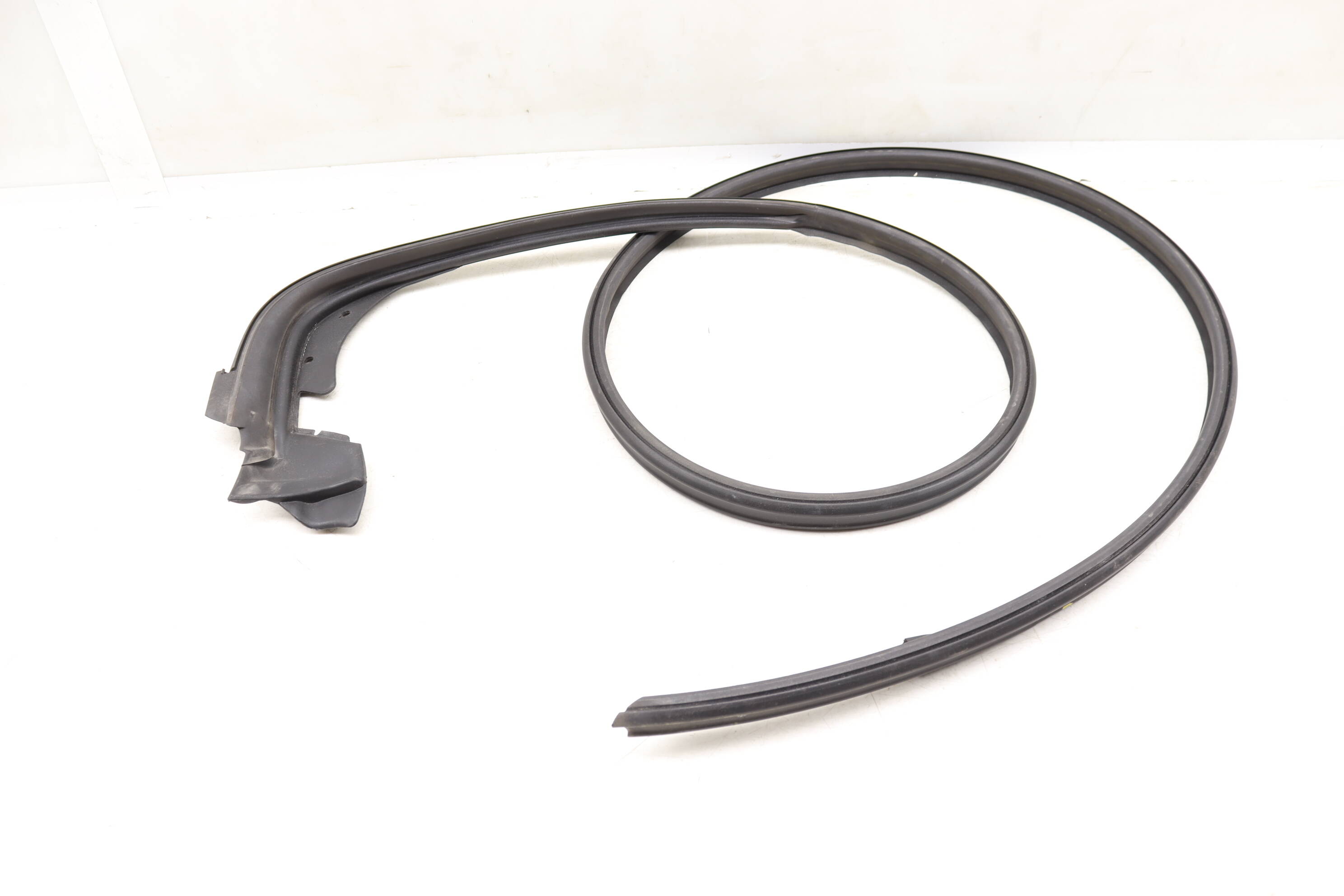 Roof&#x20;Seal&#x20;&#x2F;&#x20;Weather&#x20;Stripping&#x20;51767275304