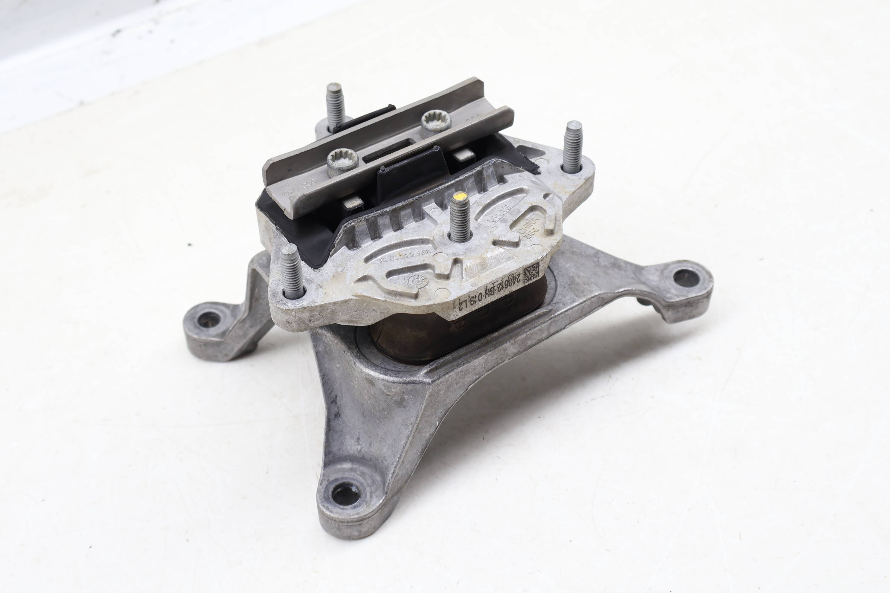 Transmission Mount / Bracket 8W0399118Q