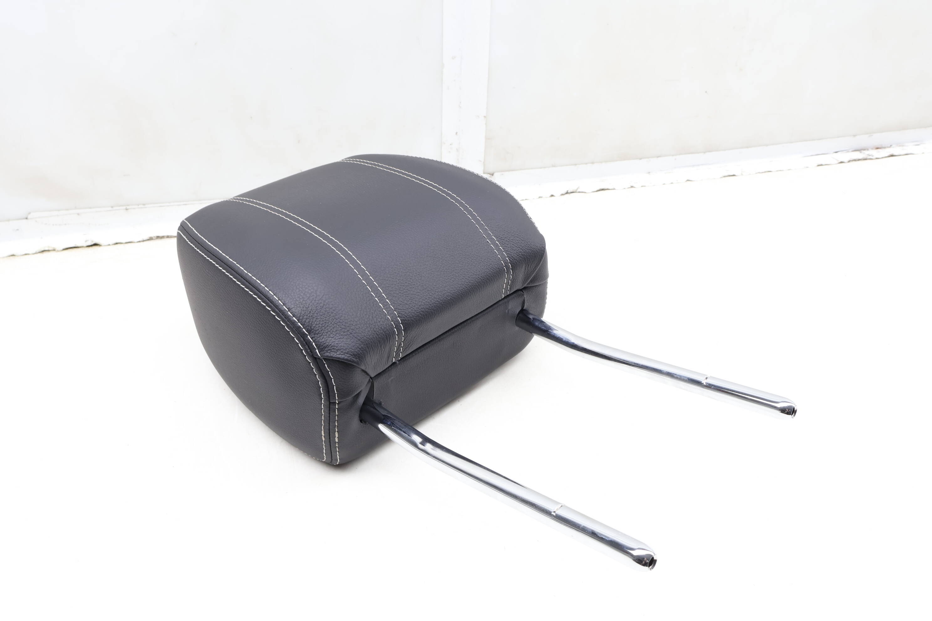 Headrest / Head Rest LR182945