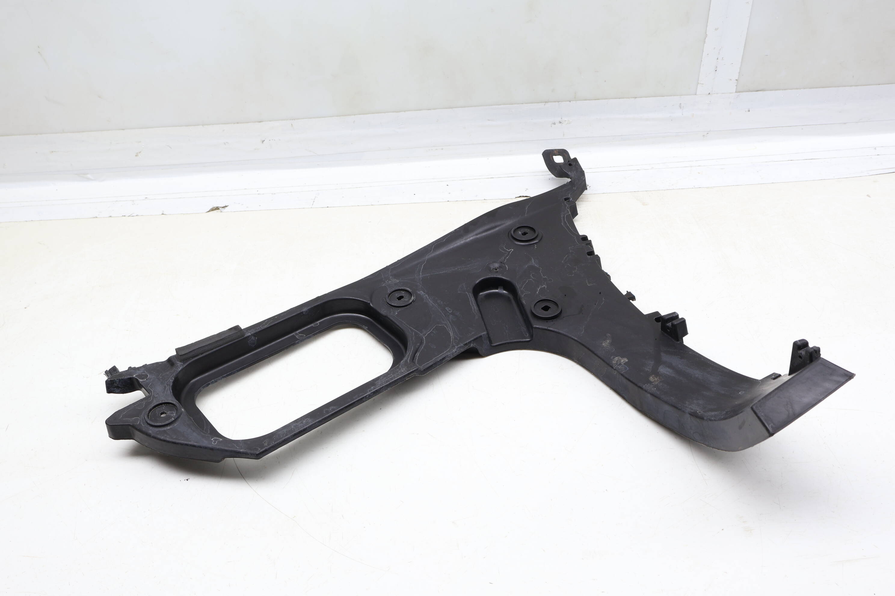 Bumper Guide / Bracket 4L0807453A