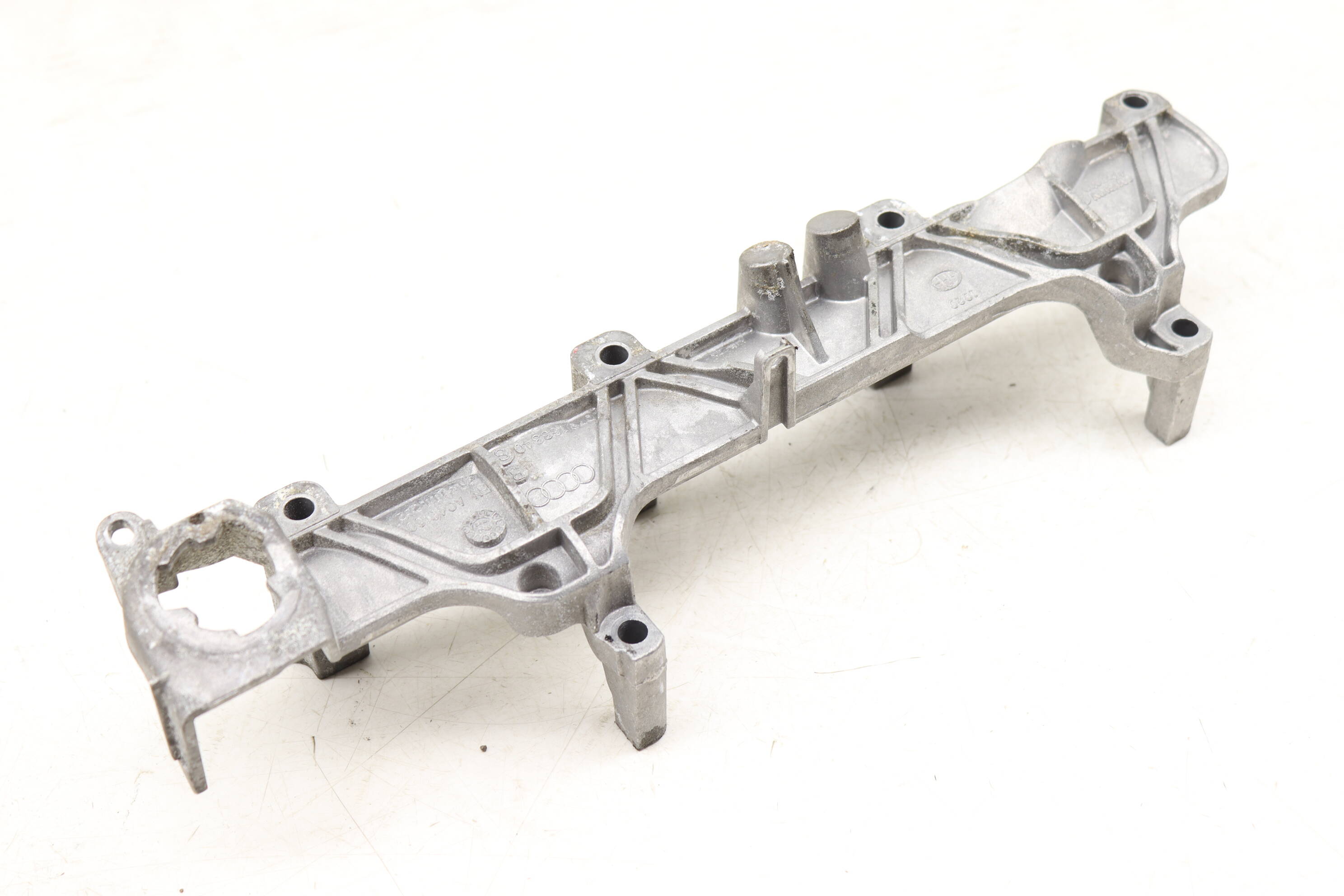 Air Distribution Housing Mount Bracket 079133340S