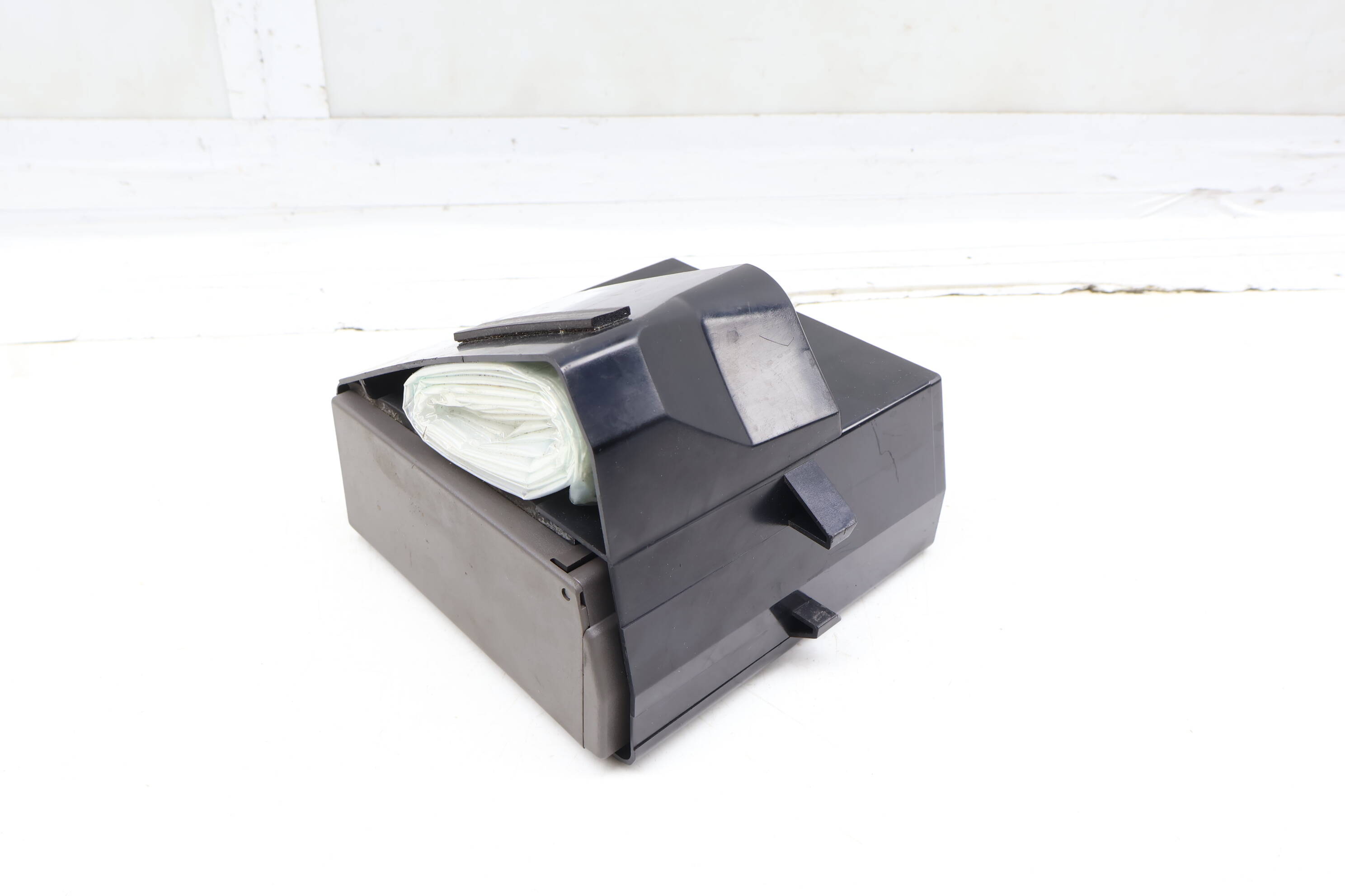 Spare Tire Air Compressor / Pump W/ Bracket 8D0012615C