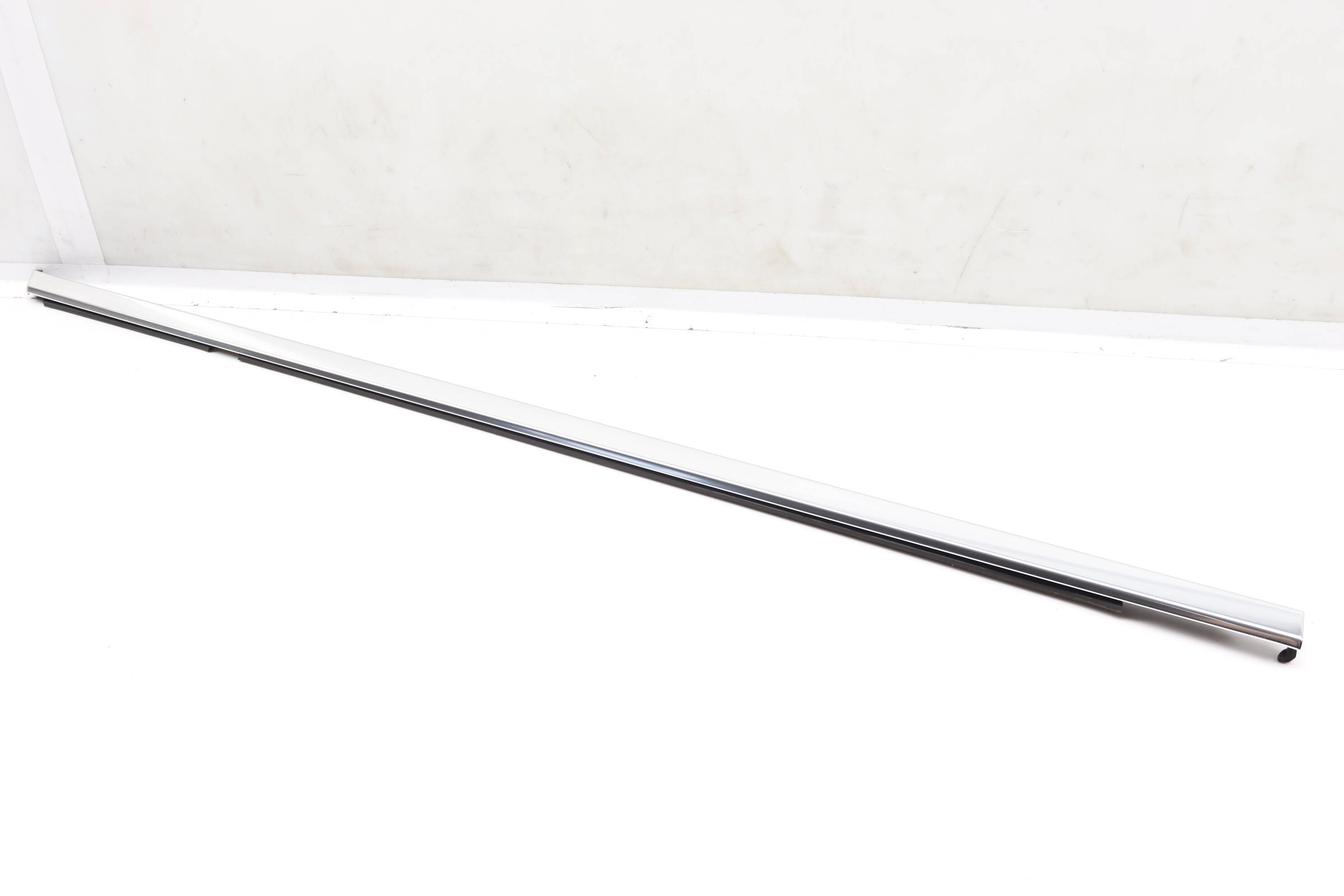 Porsche Front Right Exterior Door Molding / Trim 95B837476