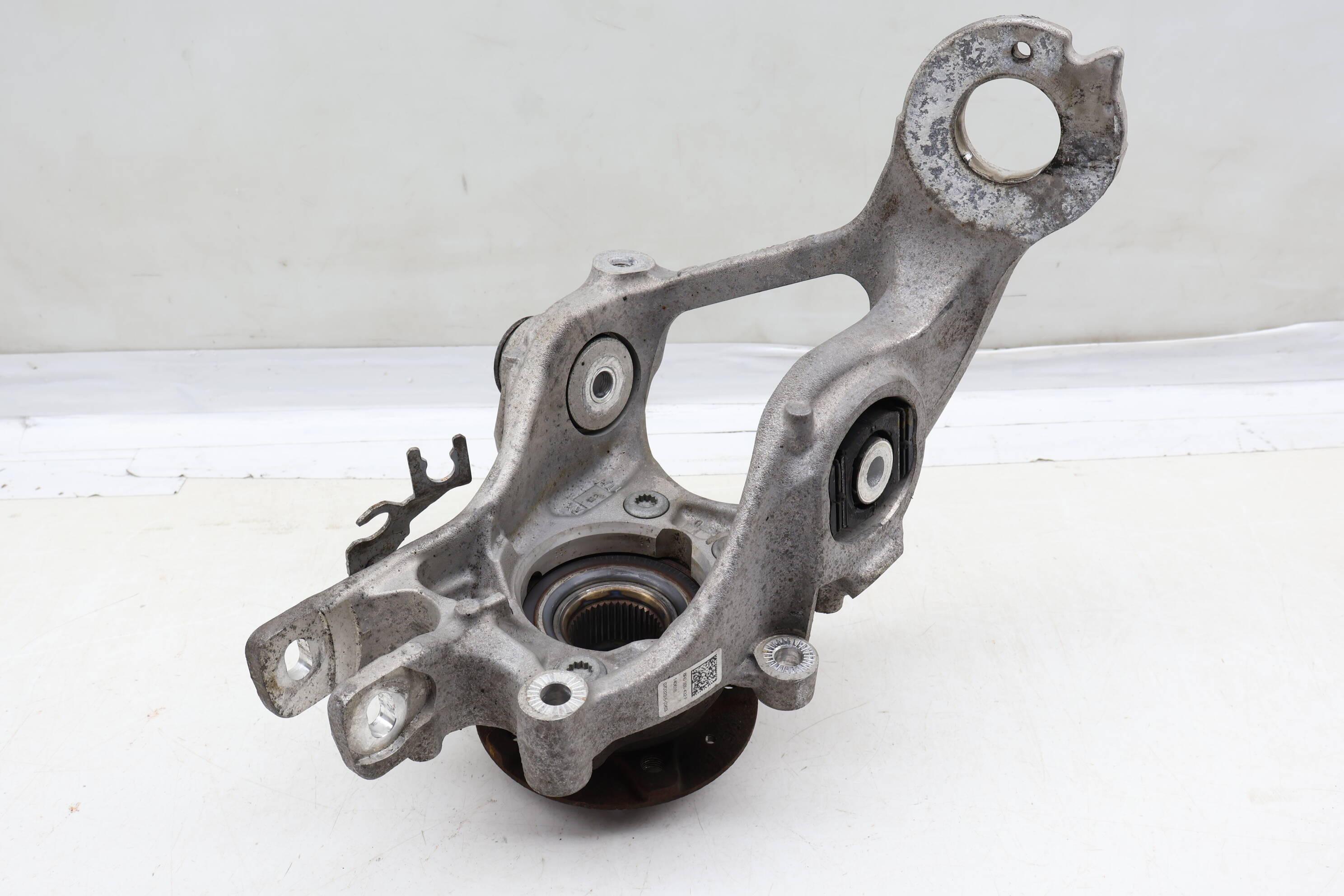 Knuckle&#x20;W&#x2F;&#x20;Wheel&#x20;Bearing&#x20;8R0505432F