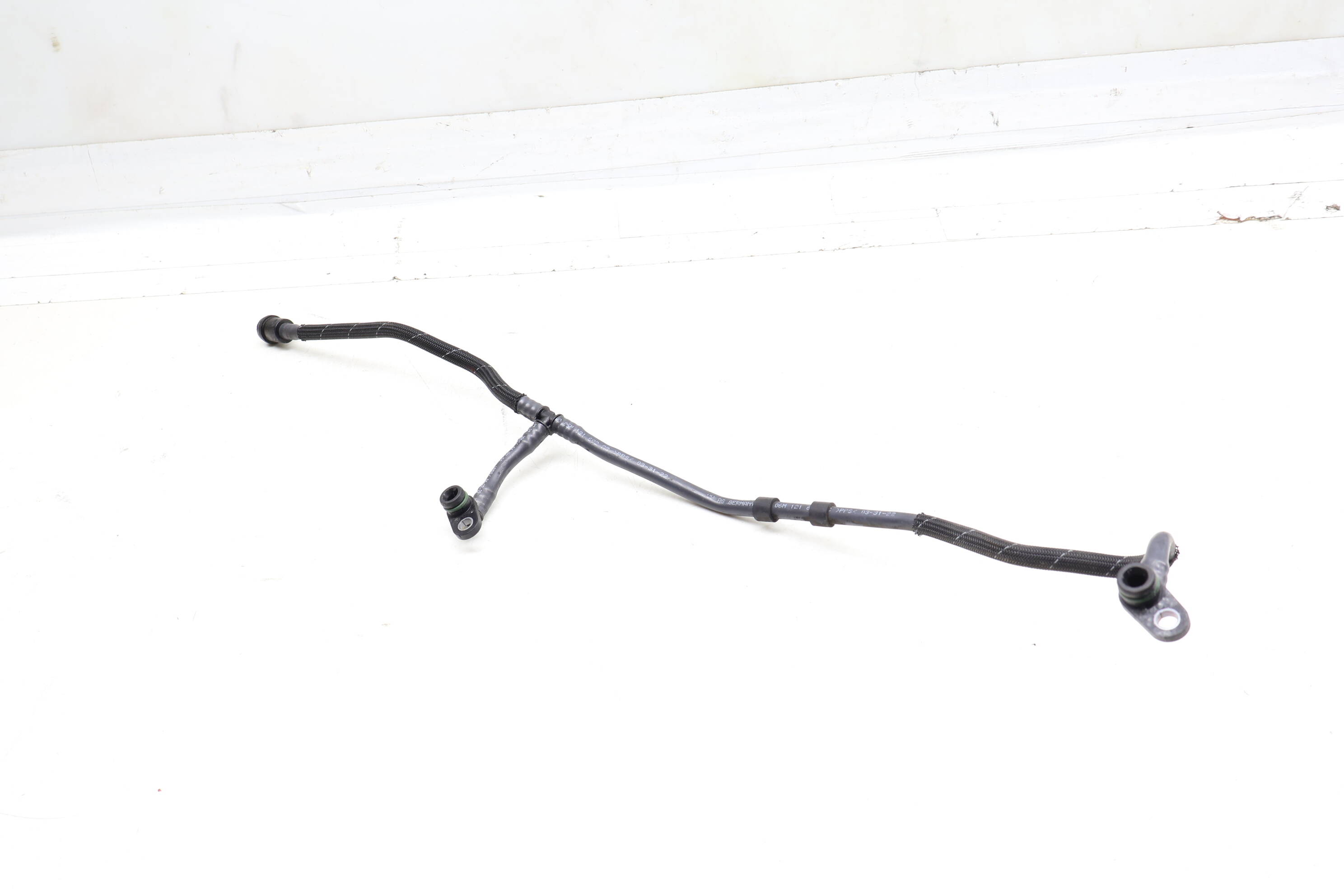 Engine Breather Hose / Line 06M121692AC