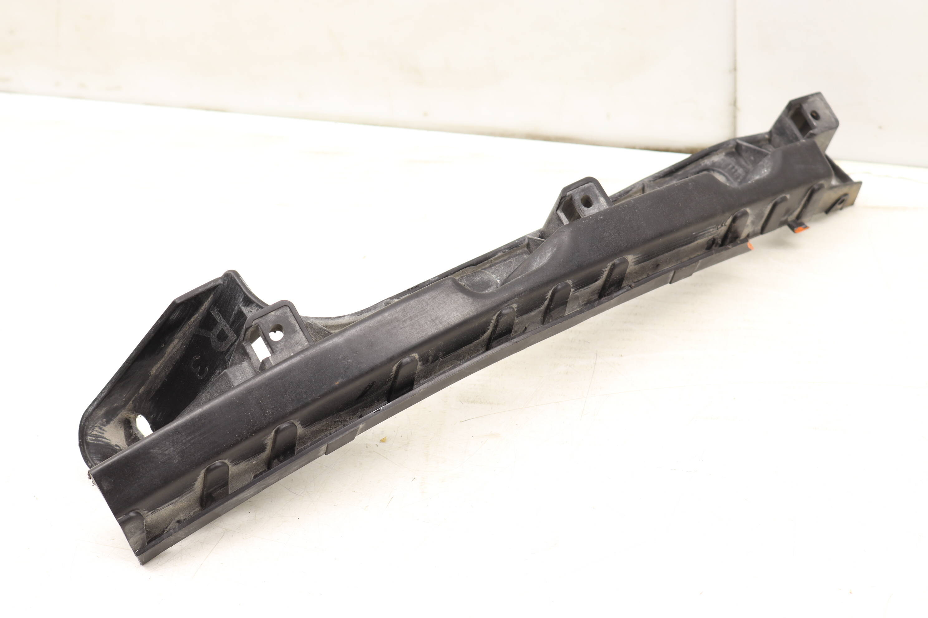 Bumper Guide / Bracket 8J0807484