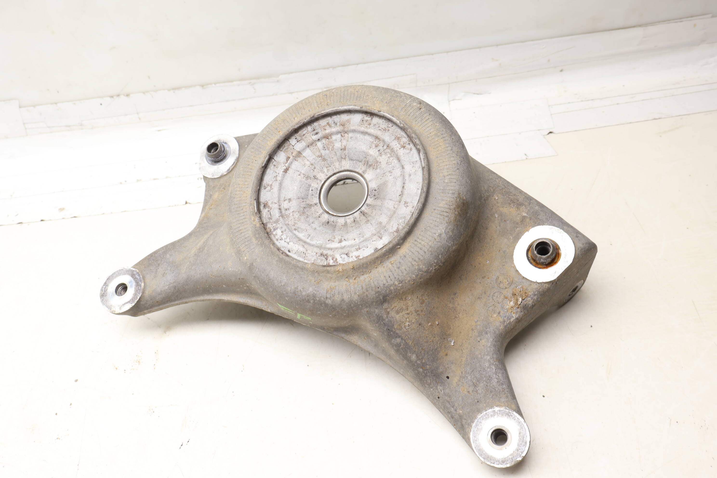 Upper Suspension Strut Mount / Bracket 8R0412384A