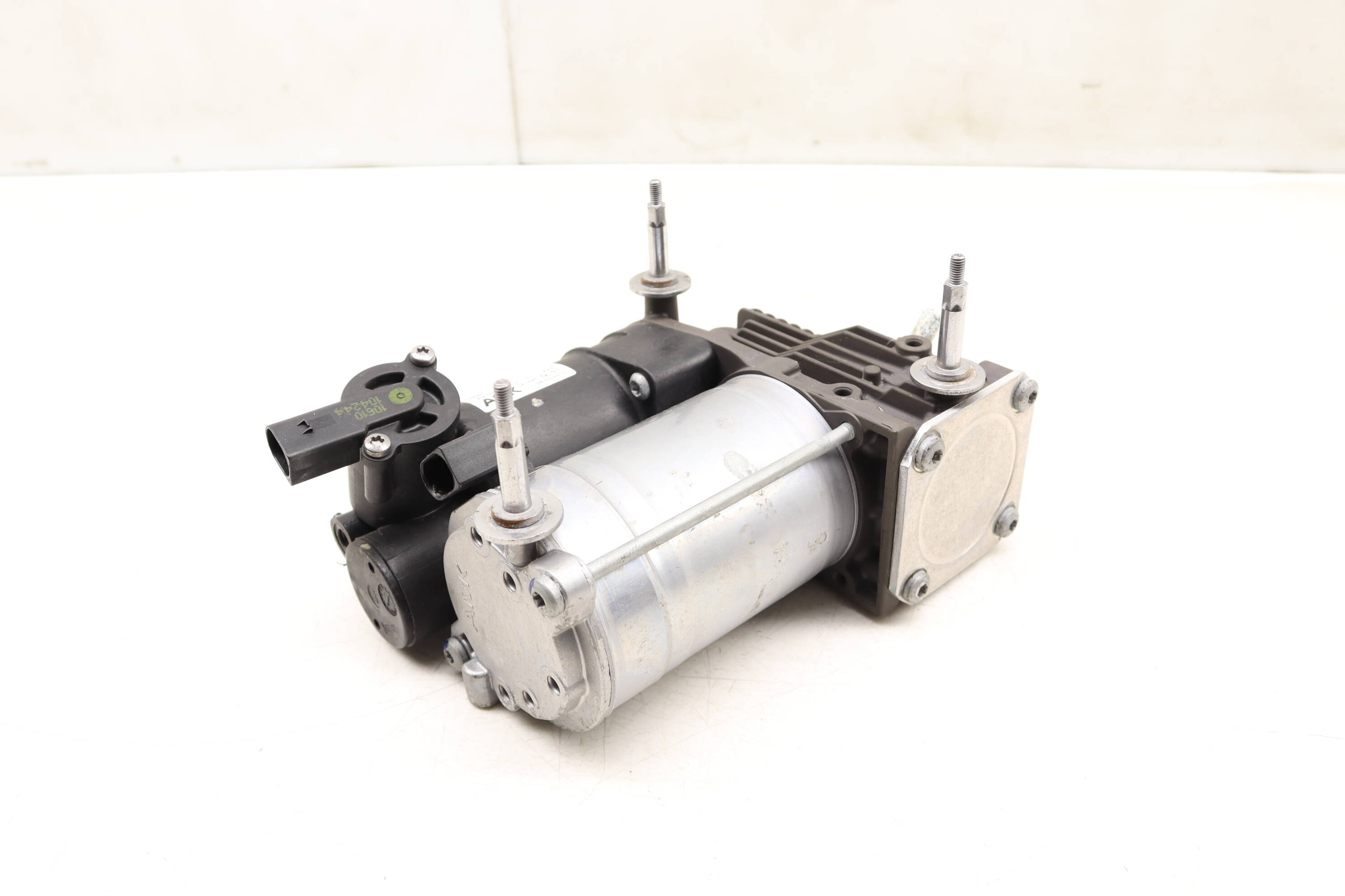 BMW Air Suspension Compressor / Pump (X5, X6) 37206789938