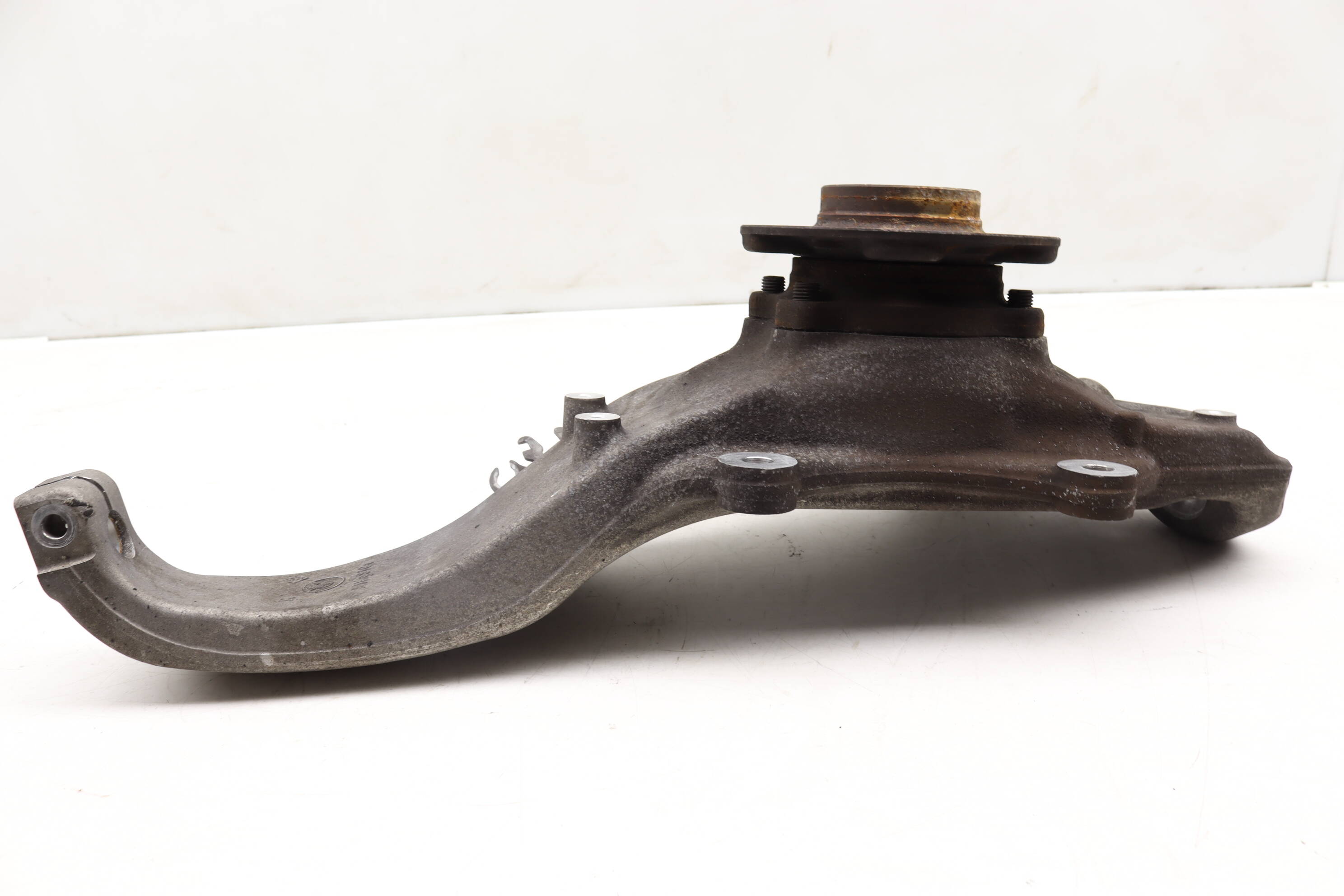 BMW Front Right Spindle Knuckle W/ Wheel Bearing 31216775770