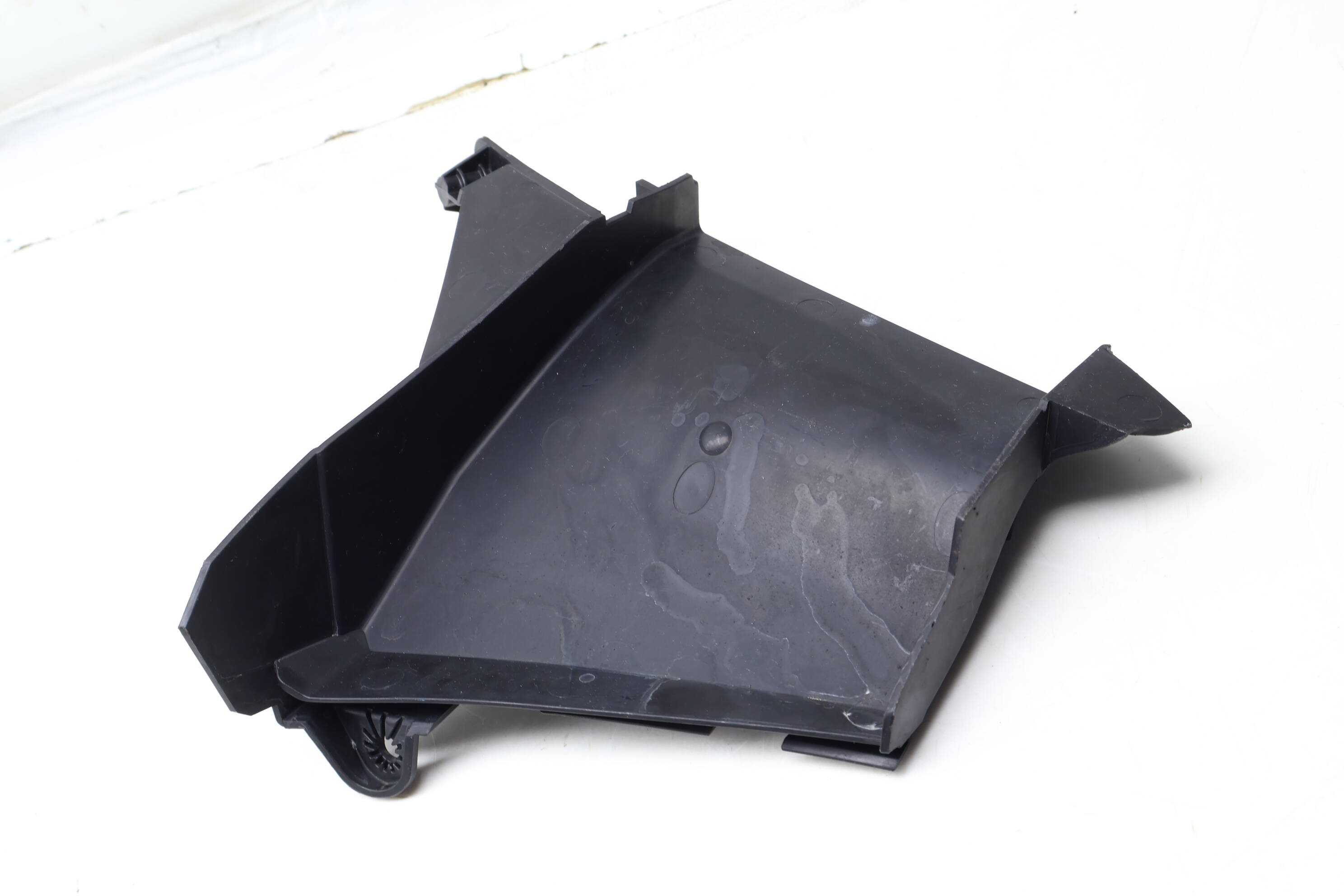 Bumper Air Duct 8W6121763