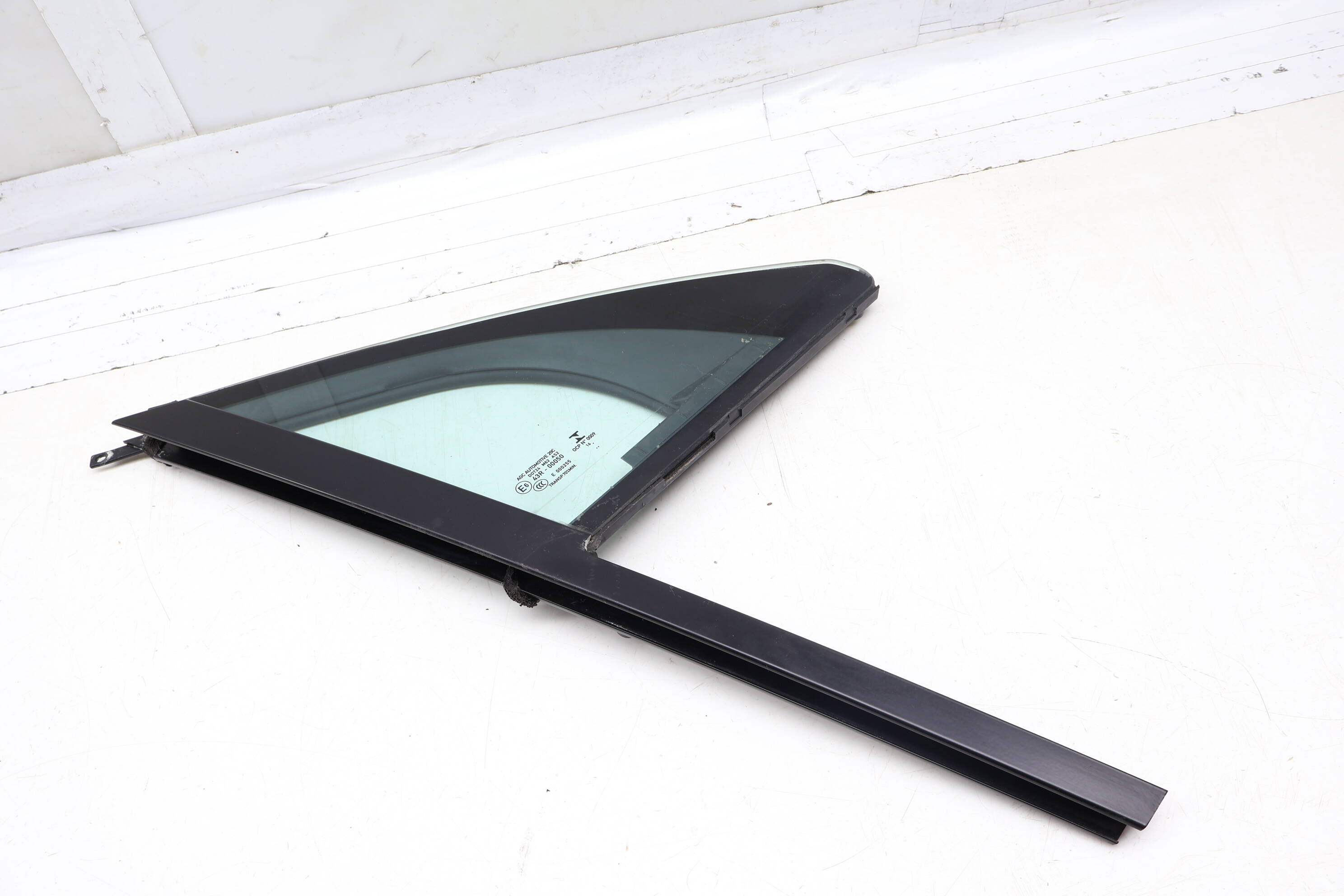 Side Door Window Glass 95B845114