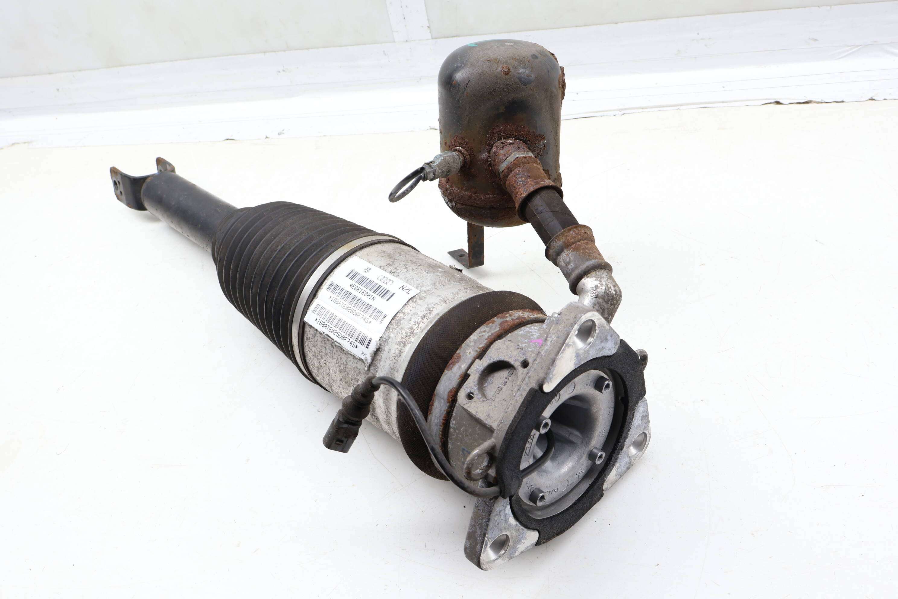 Air Ride Strut / Shock 4E0616001N