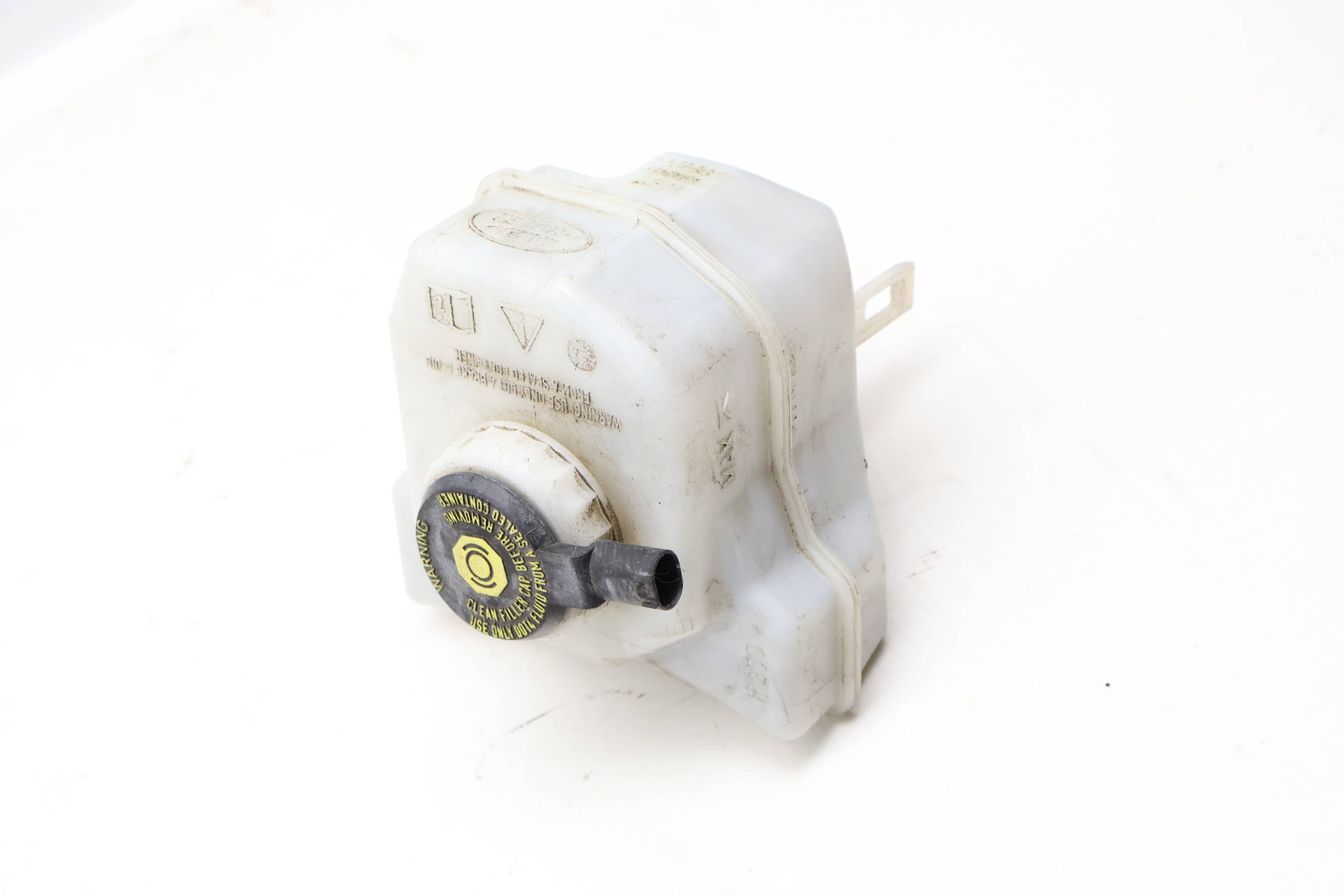 Brake Fluid Reservoir / Tank LR124816