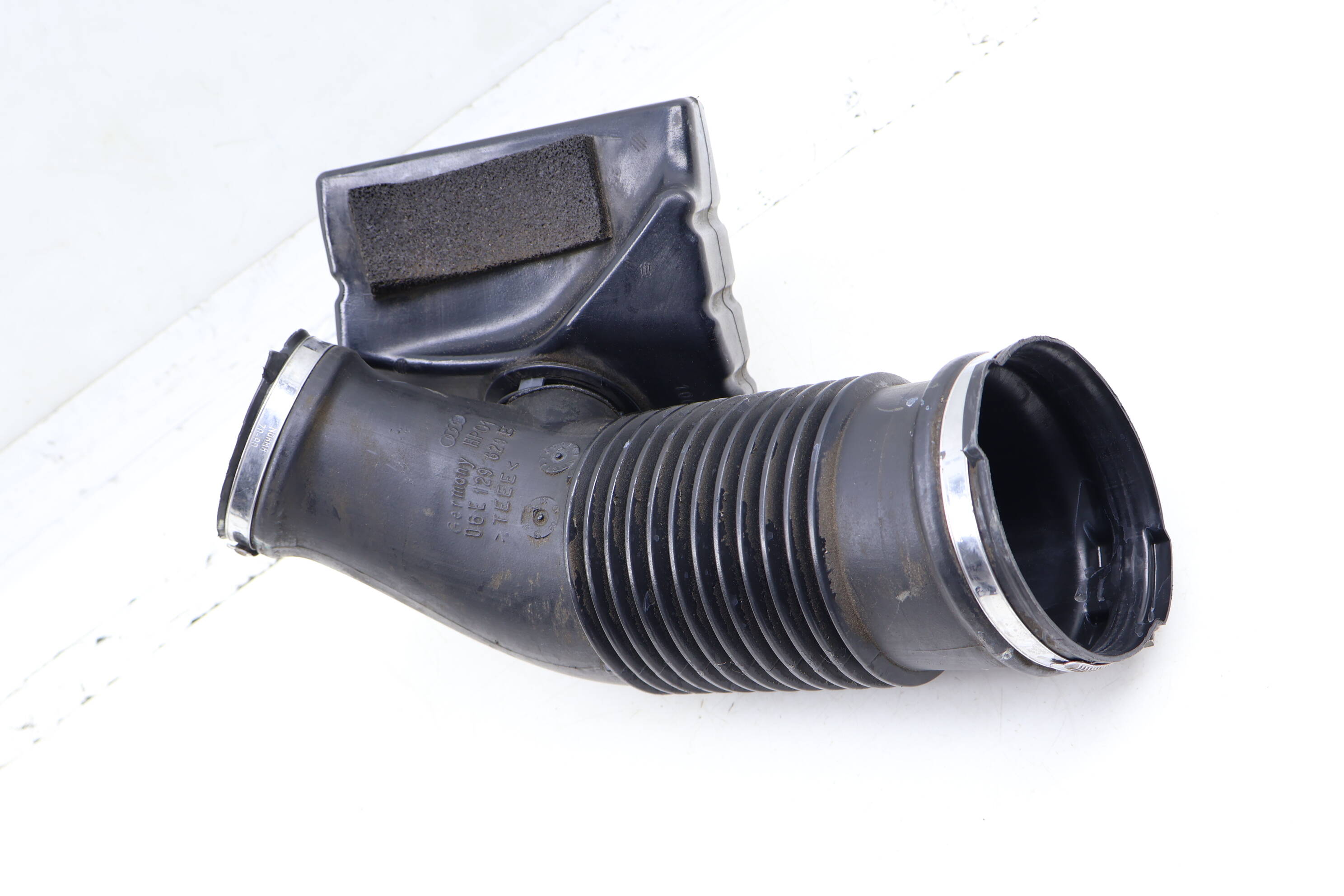 Air Intake / Throttle Body Hose 06E129629E