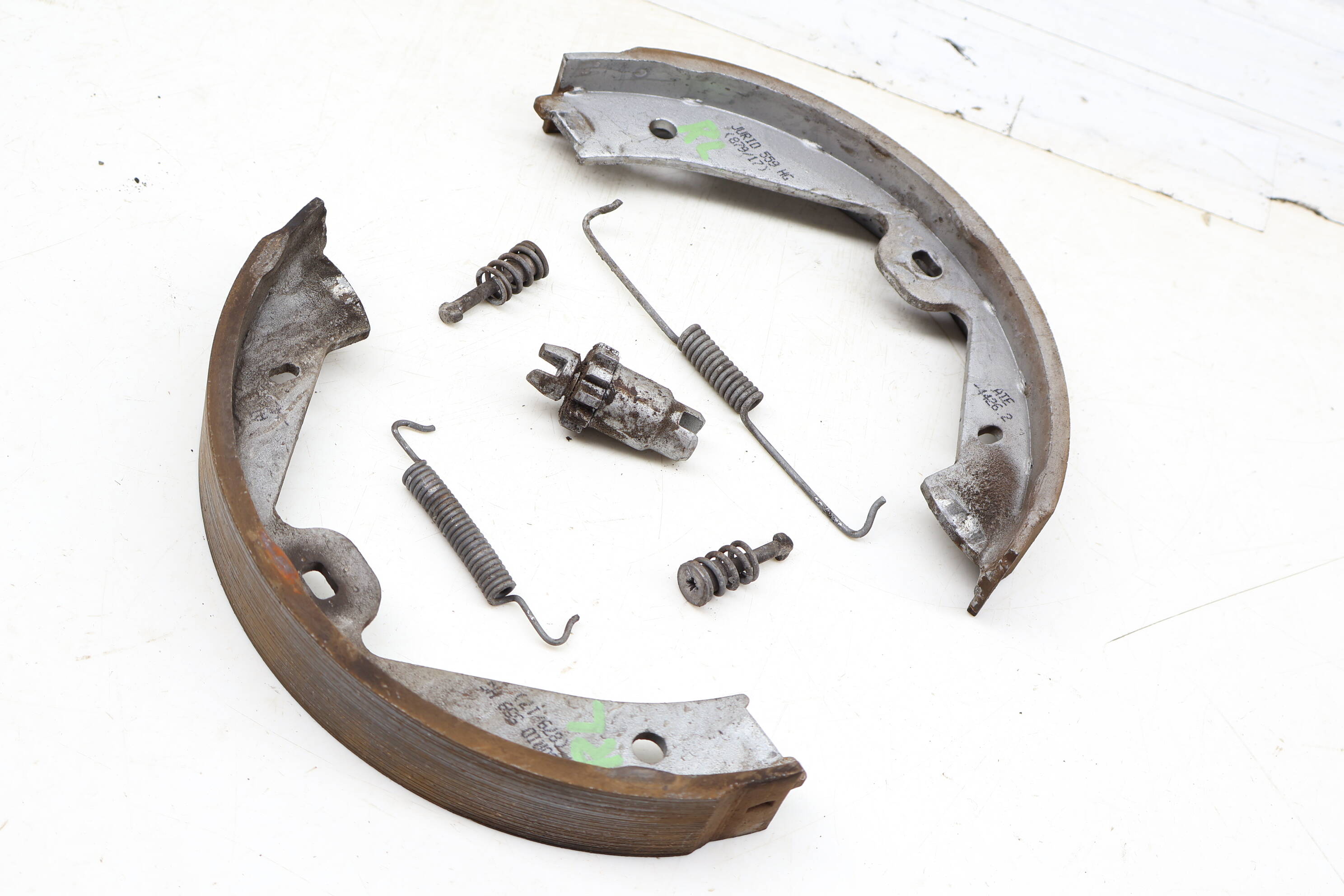 Parking / Emergency Brake Shoe Set 9Y0698533AA