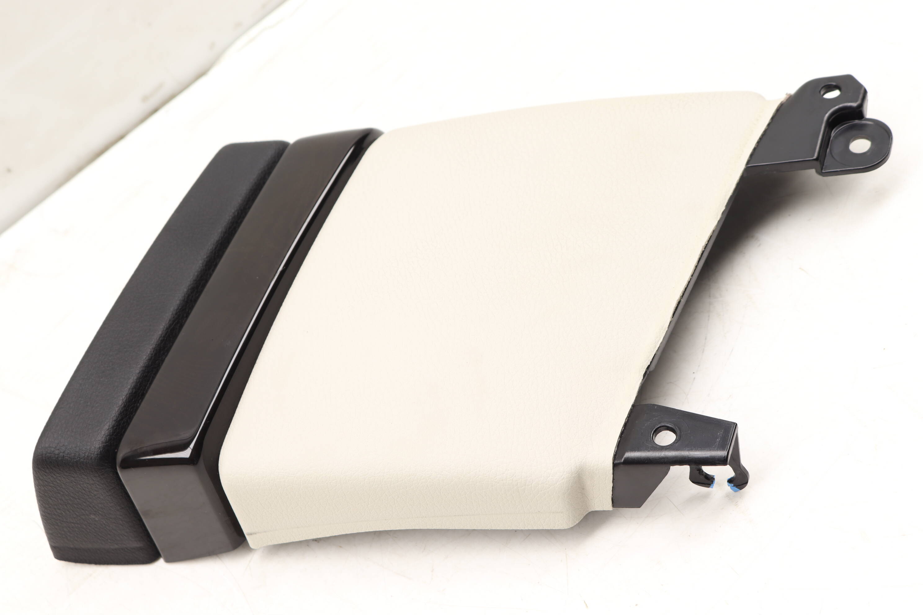 B&#x20;Pillar&#x20;Trim&#x20;&#x2F;&#x20;Cover&#x20;&#x28;Center&#x29;&#x20;51437235113