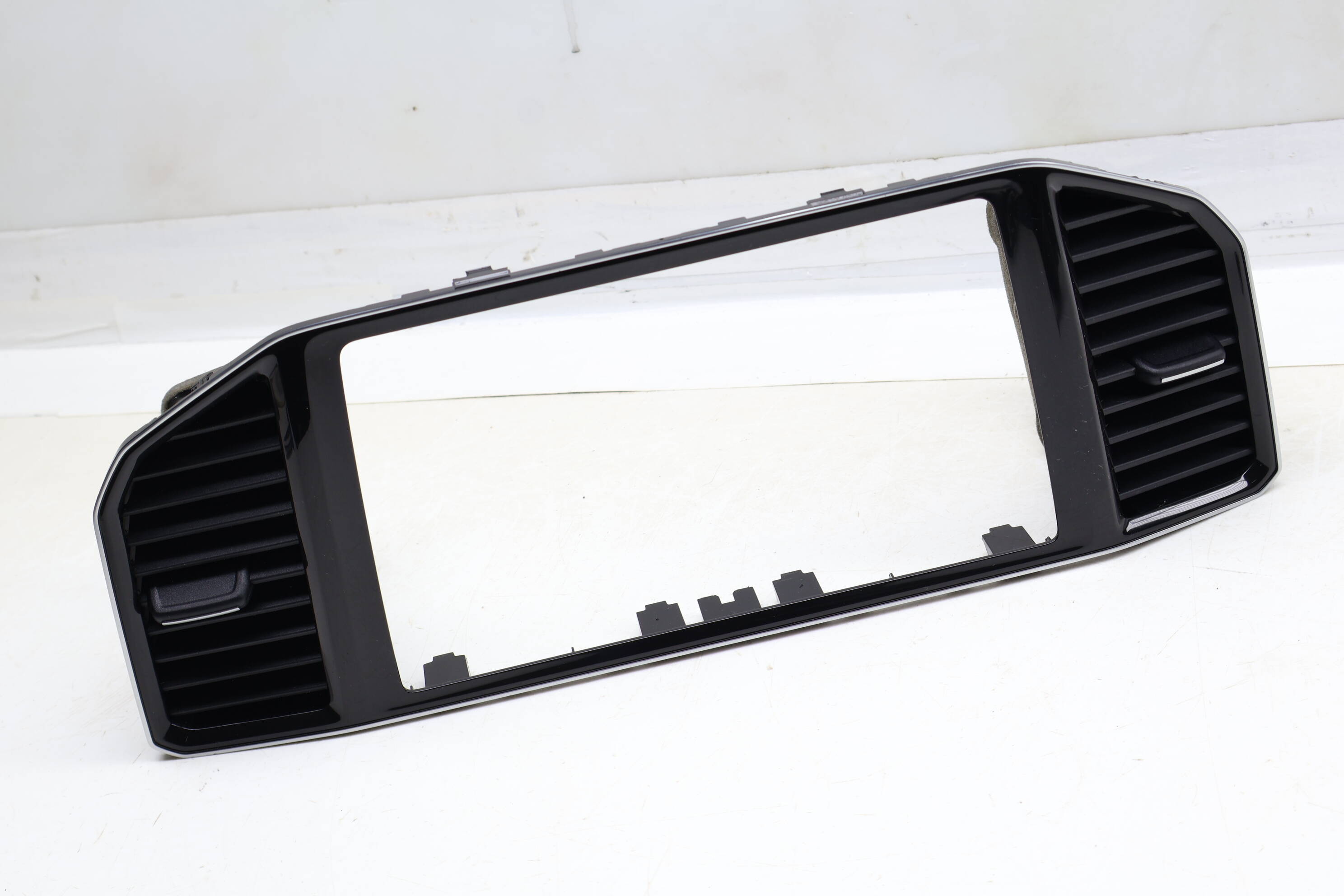 Center Dash Trim Panel / Air Vent 3CN858418H