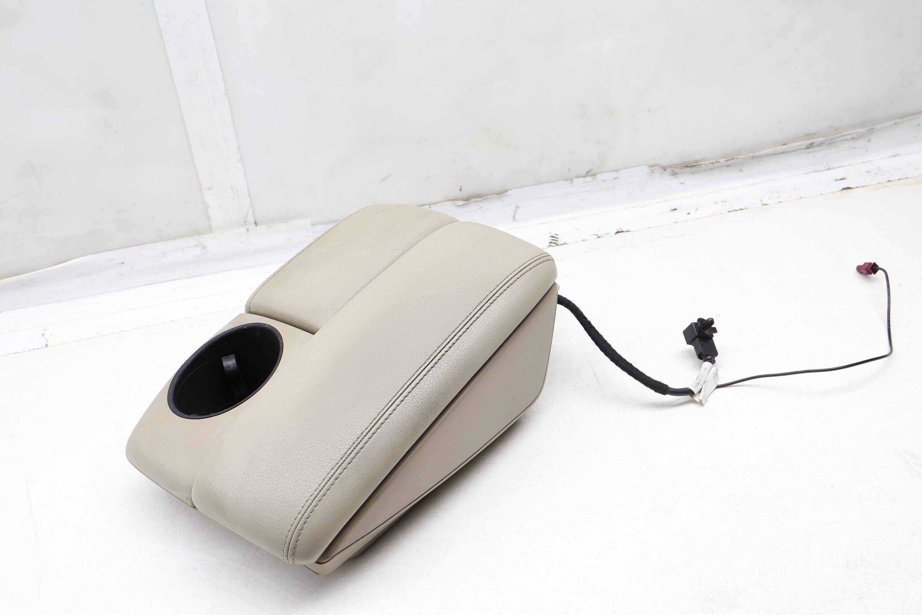 Center Armrest / Cup Holder Assembly 4L1864207D