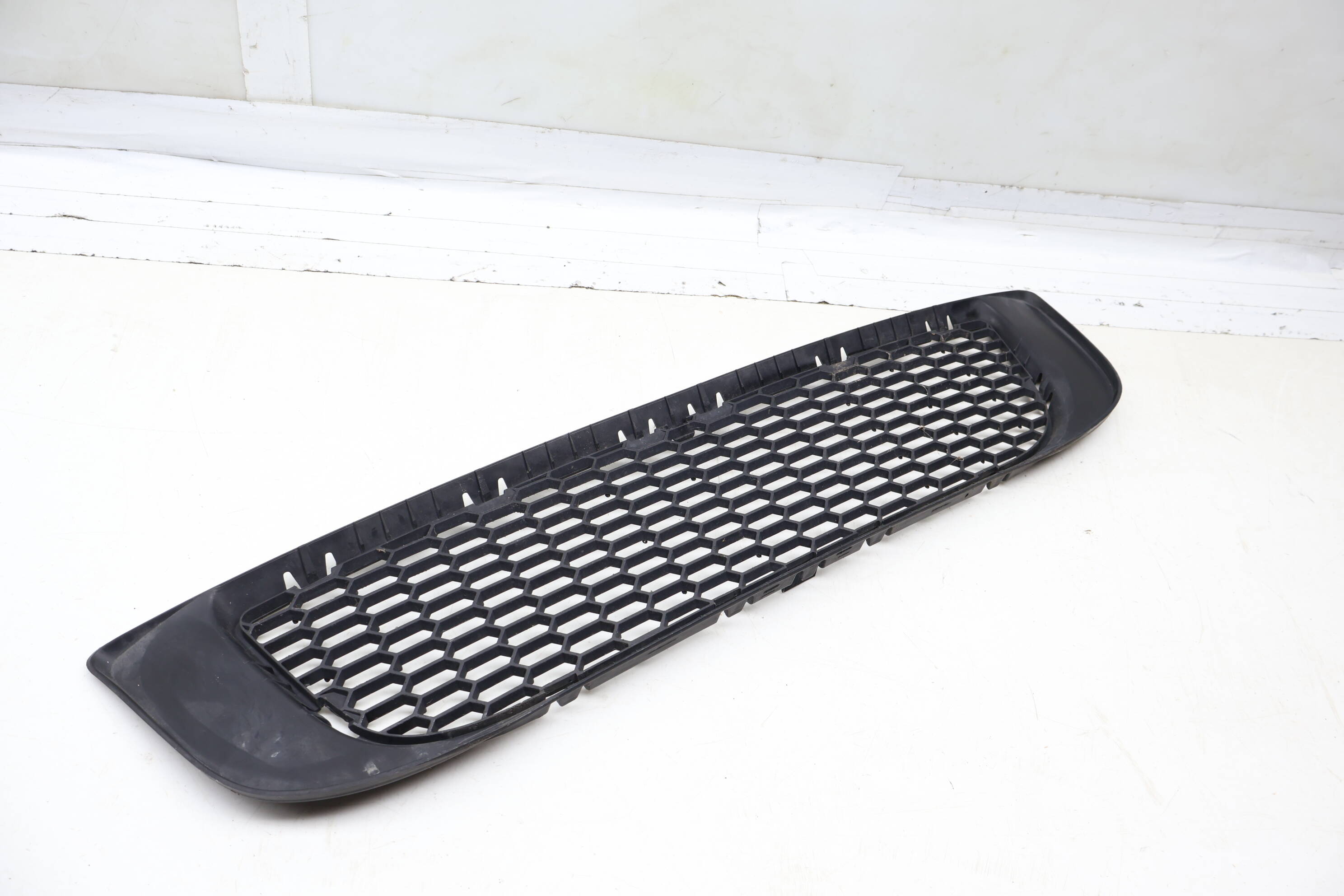 Lower Center Bumper Grille 51113417722