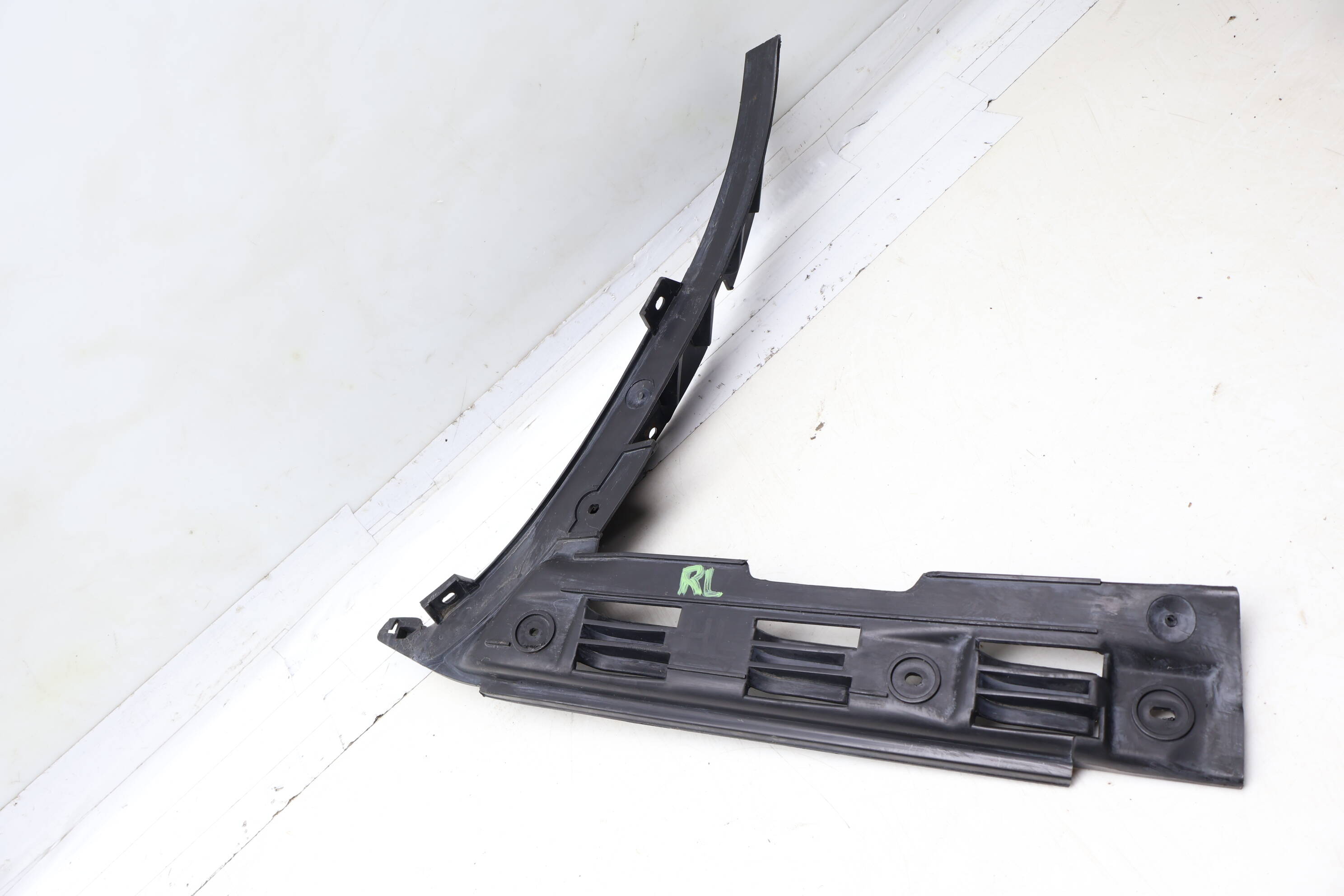 Bumper Mount / Guide Bracket 3B9807393C