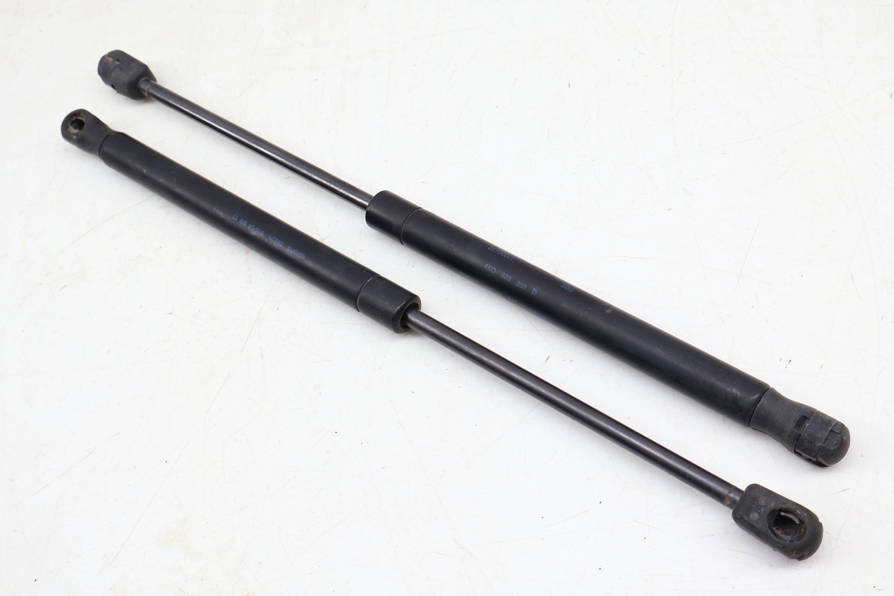 Hood Strut / Shock Set 4E0823359D