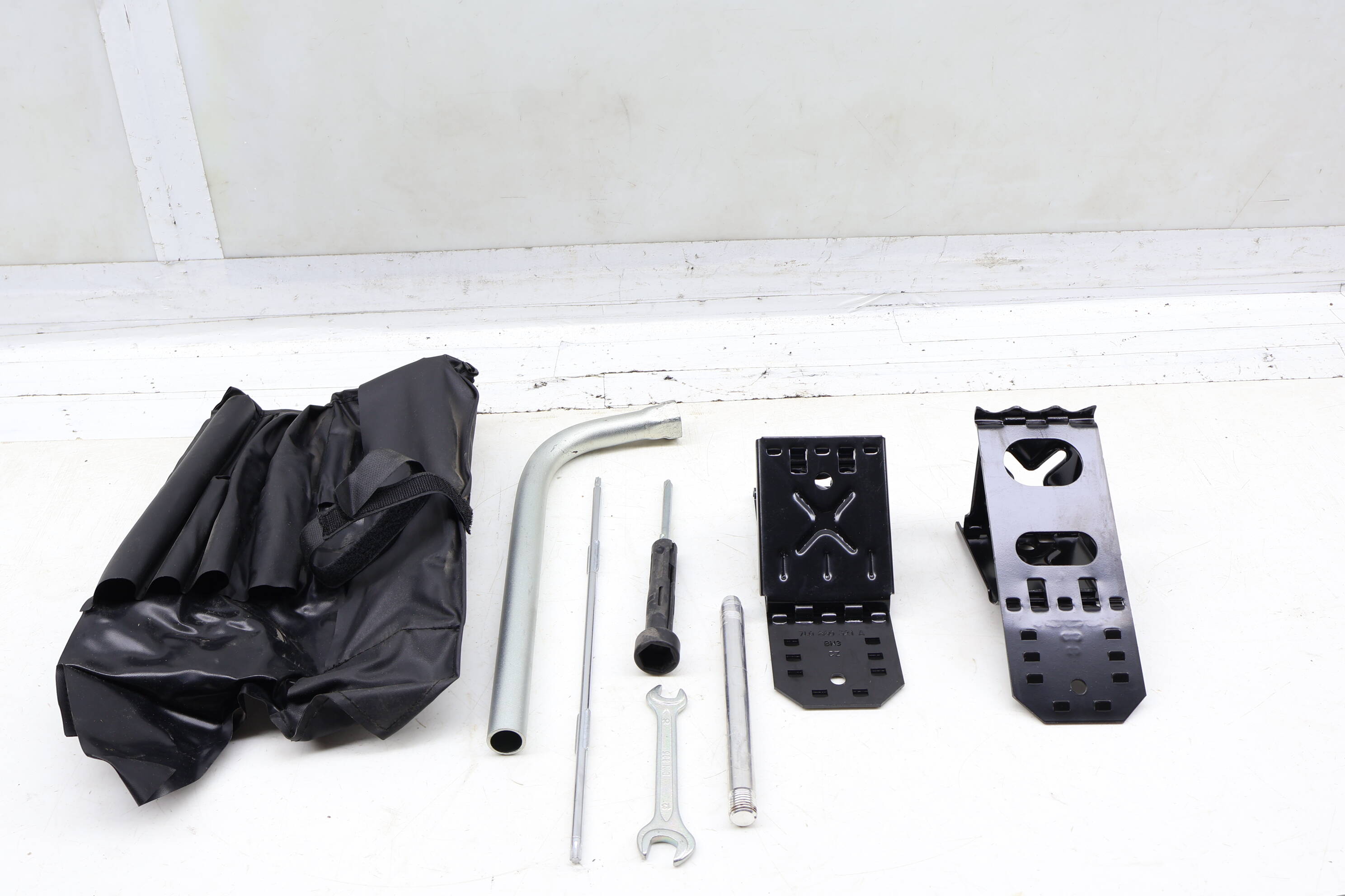 Tool Kit W/ Wheel Chock Set 8R0012115A