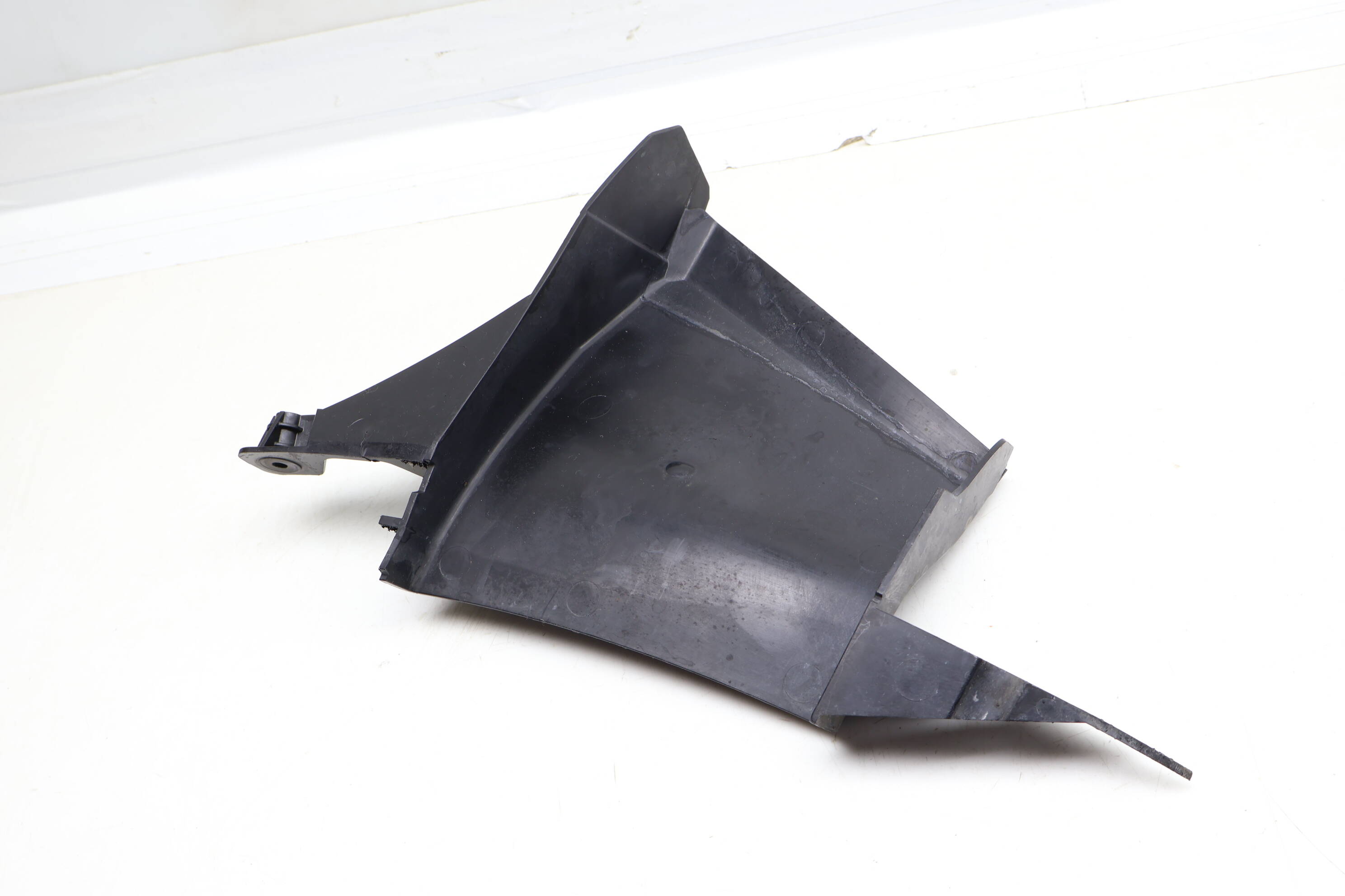 Bumper Air Duct / Deflector 8W6121764