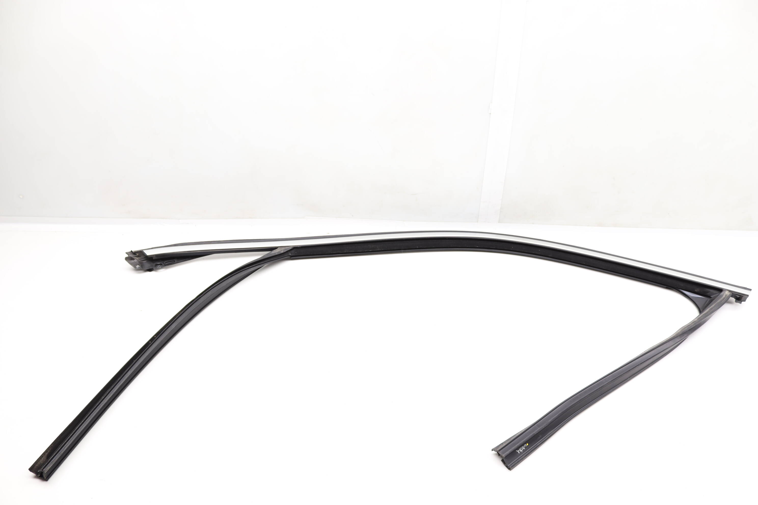 BMW Front Left Door Window Frame Guide / Seal (X5) 51337289617