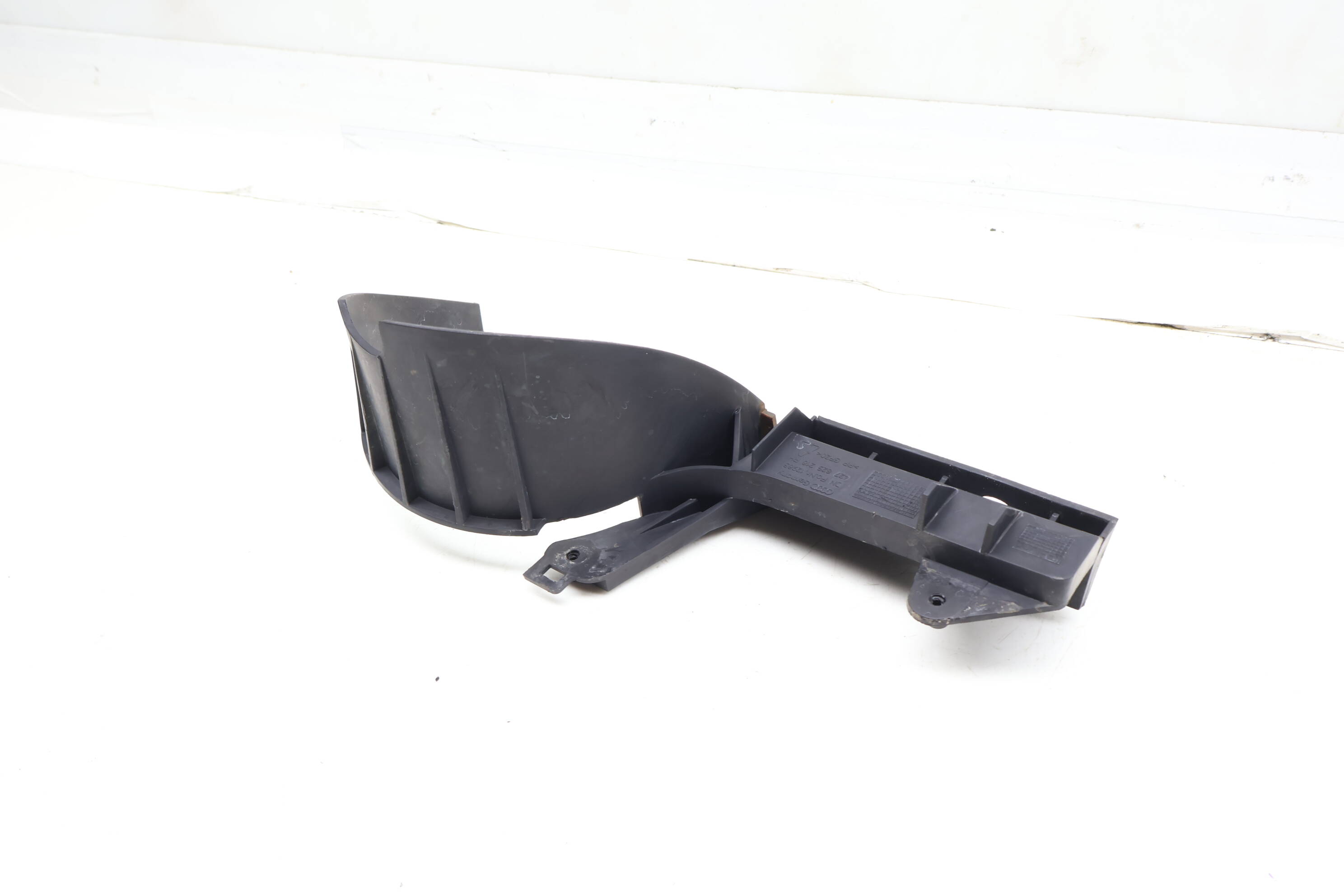 Lower Bumper Exhaust Trim / Bracket 4Z7825218
