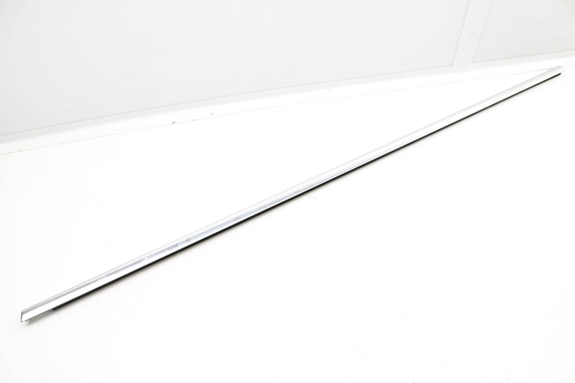 Outer Window Slot Seal / Trim 7L6837475E