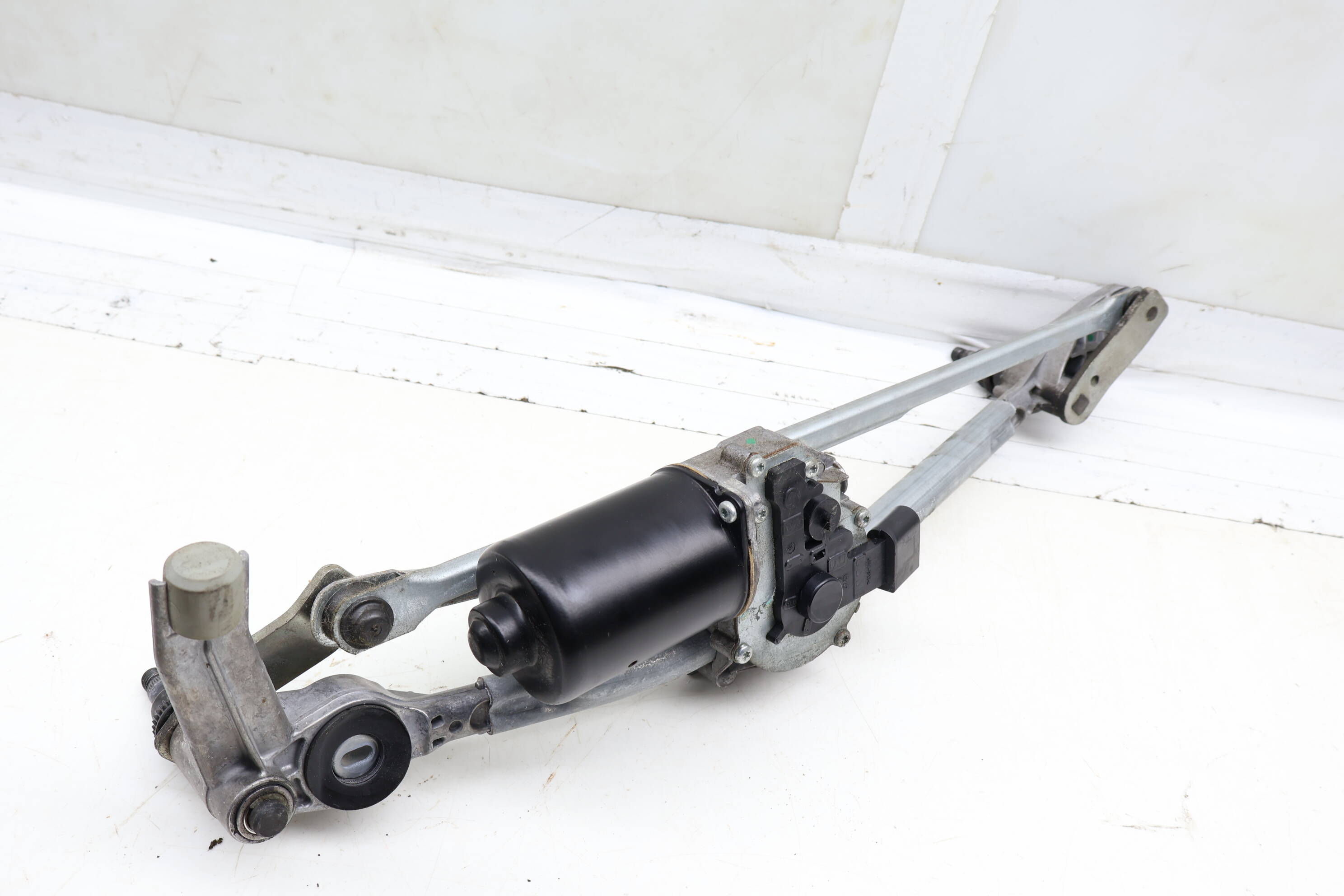 Windshield Wiper Transmission W/ Motor 61617161711