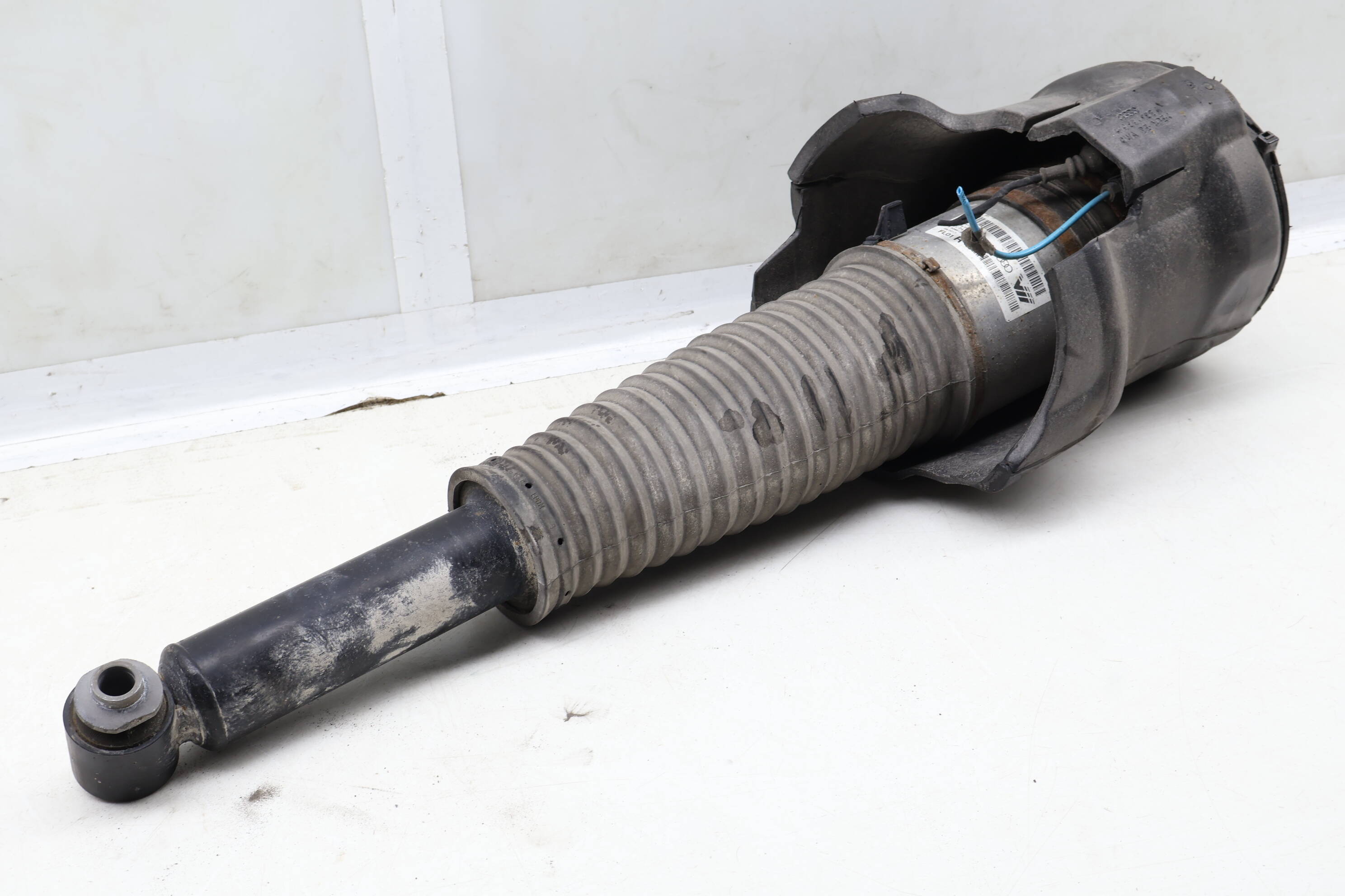 Air Shock / Strut Assembly 4H0616002AH