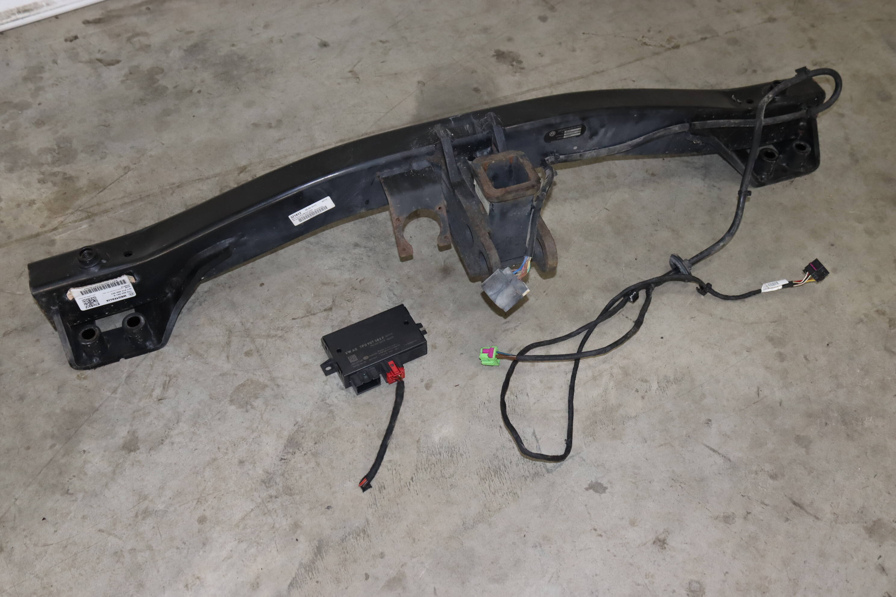 Bumper Reinforcement / Trailer Hitch Kit 7P0803881B