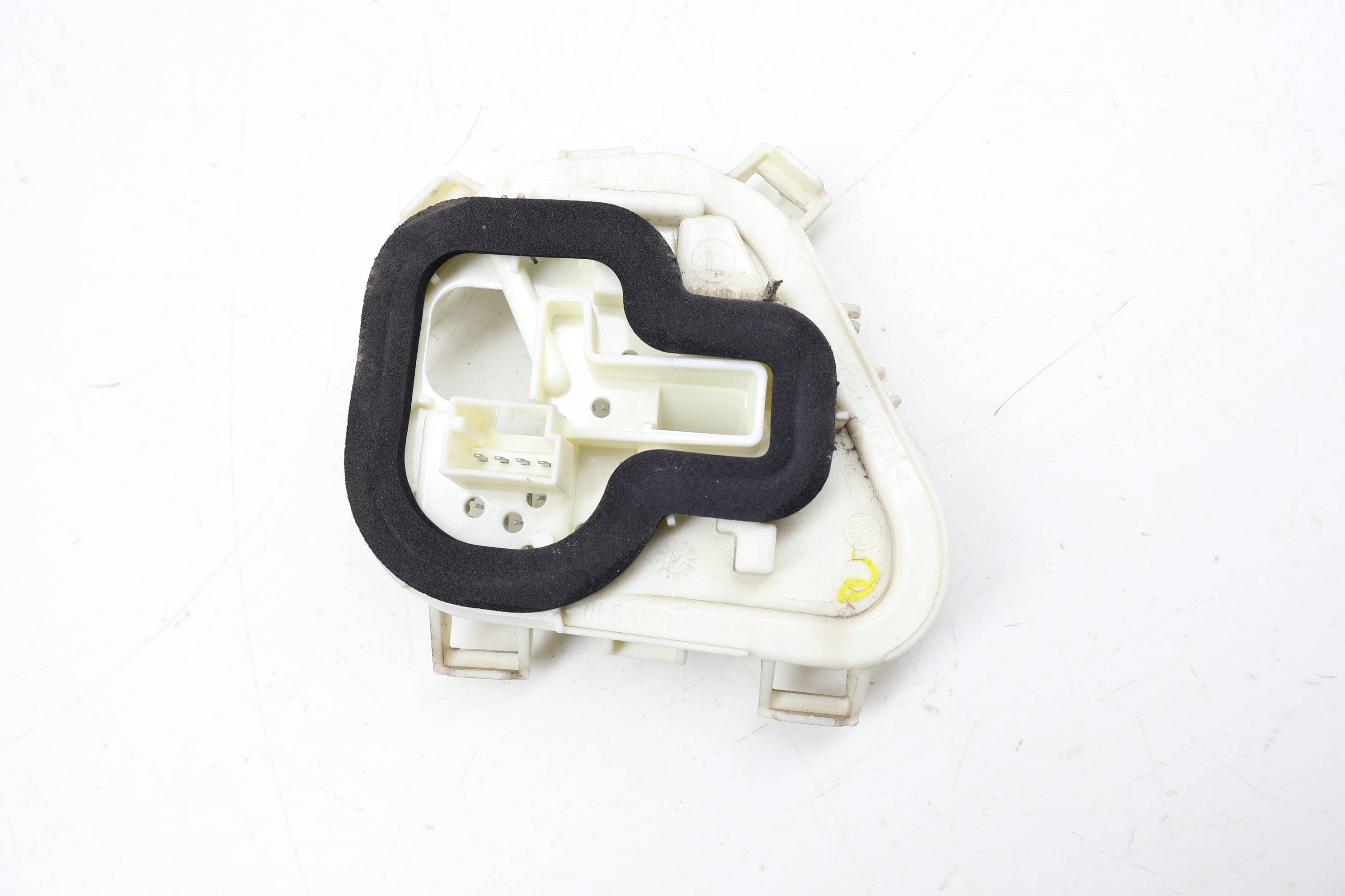 Outer Tail Light Bulb Holder / Socket 5GM945257B