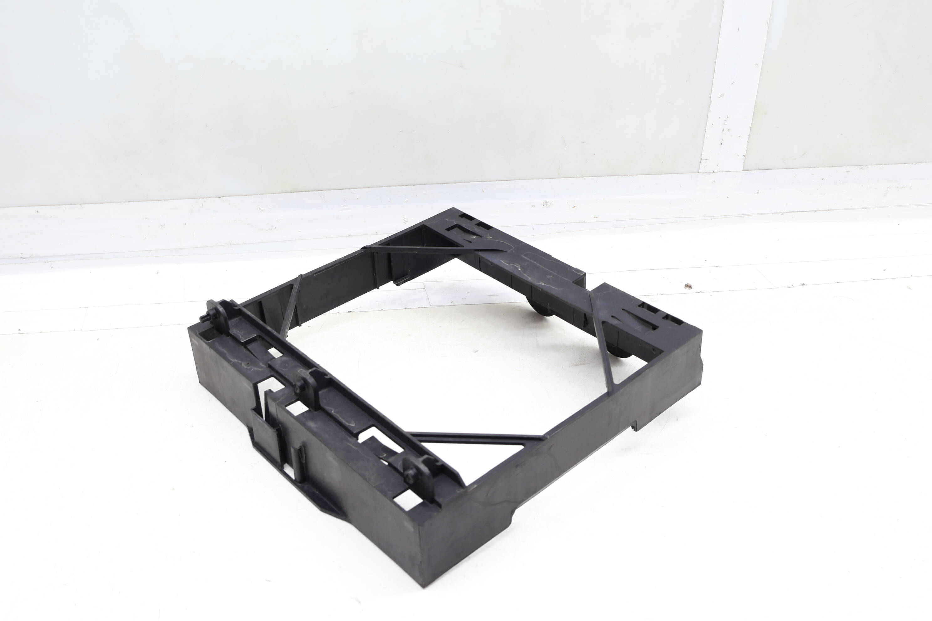 Auxiliary Radiator Cover / Bracket 17117572543