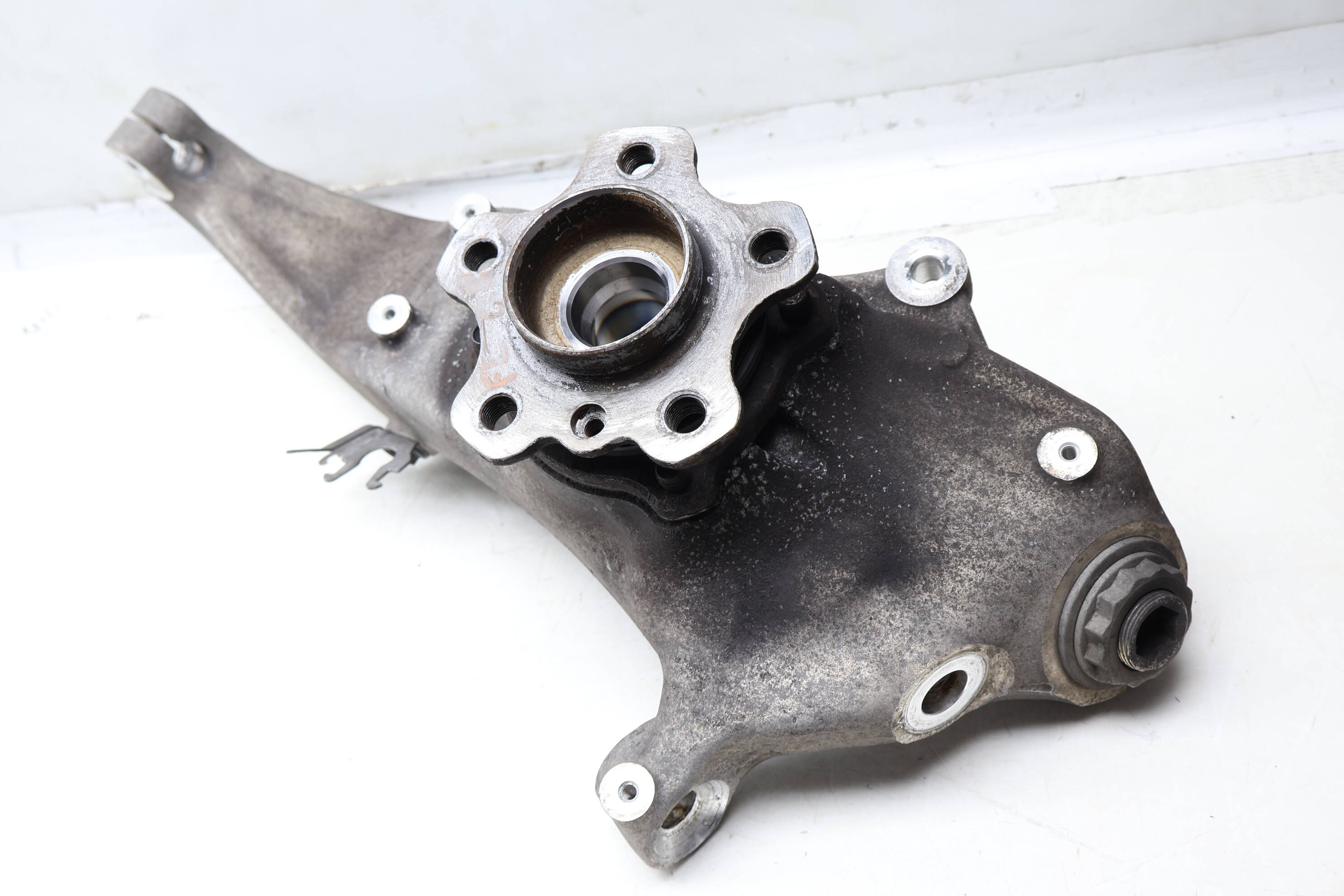 BMW Front Left Spindle Knuckle W/ Wheel Bearing 31206884385