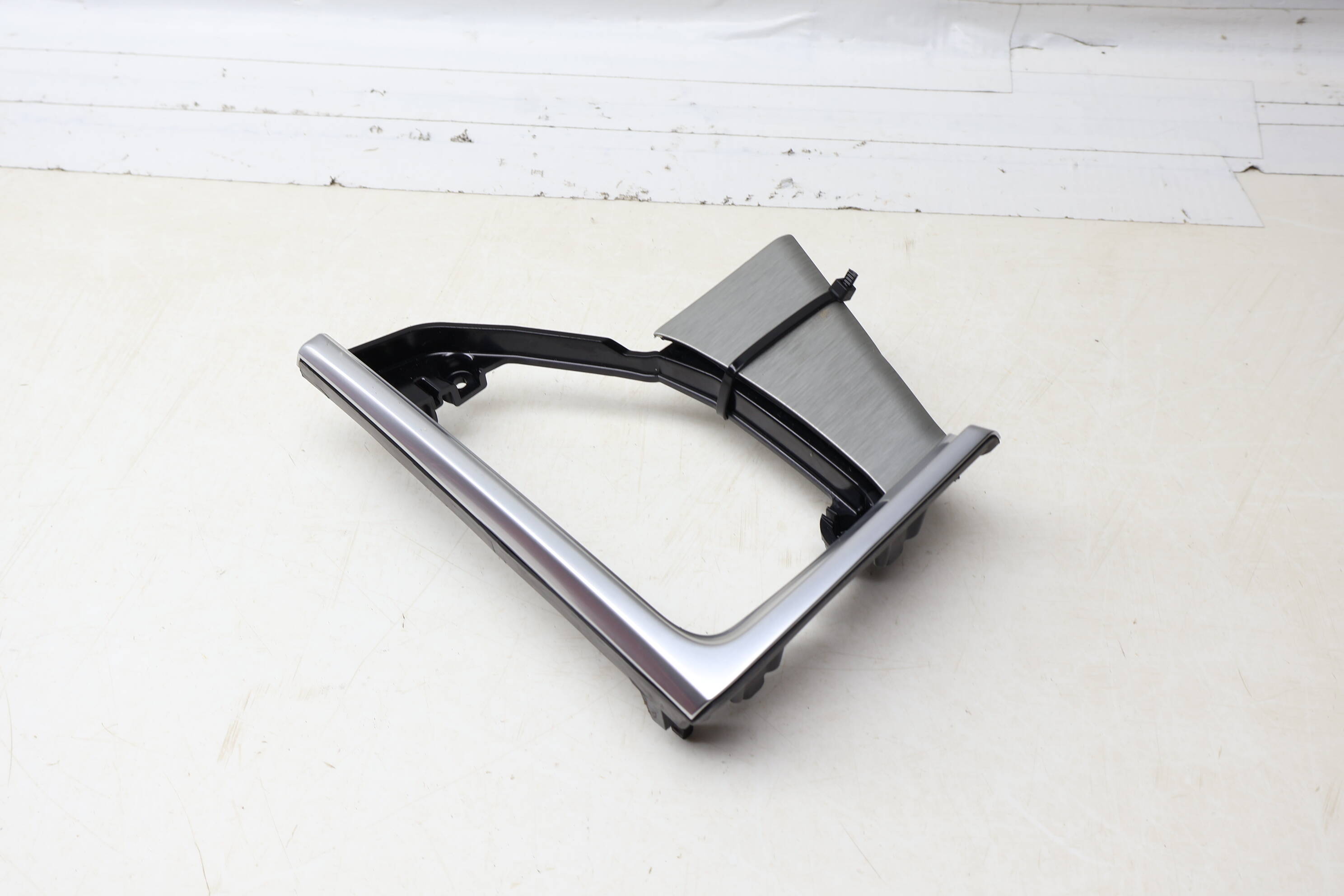 Center Dash Trim / Bezel 95B857190K