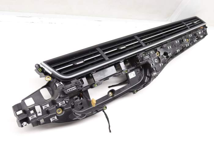Dash Air Vent Assembly 4M1820902S main product photo