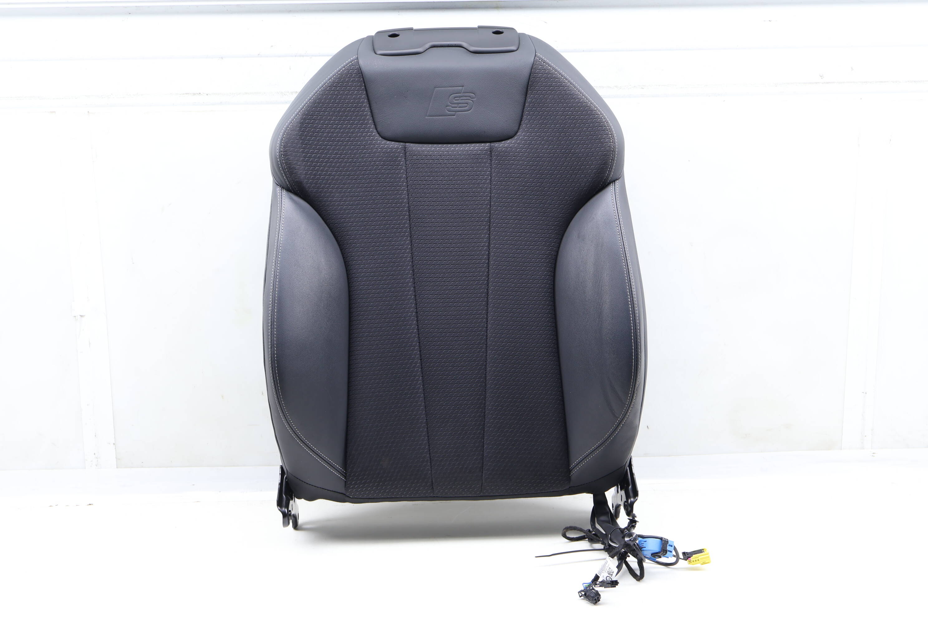Upper&#x20;Seat&#x20;Backrest&#x20;Cushion&#x20;Assembly&#x20;8W0881805AK