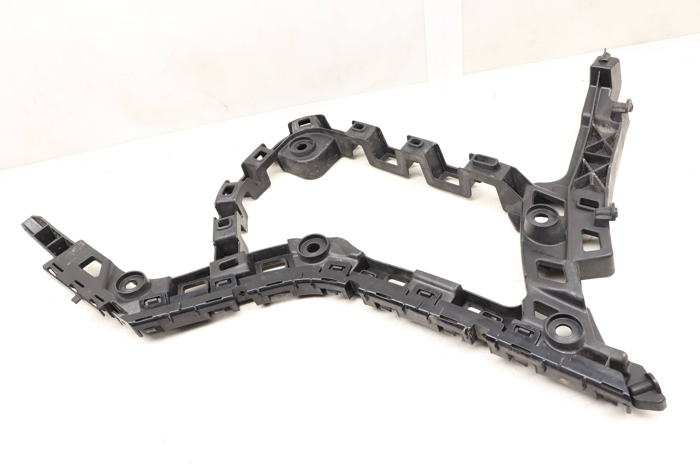 VW Rear Right Bumper Guide / Mount Bracket 5GM807394D 