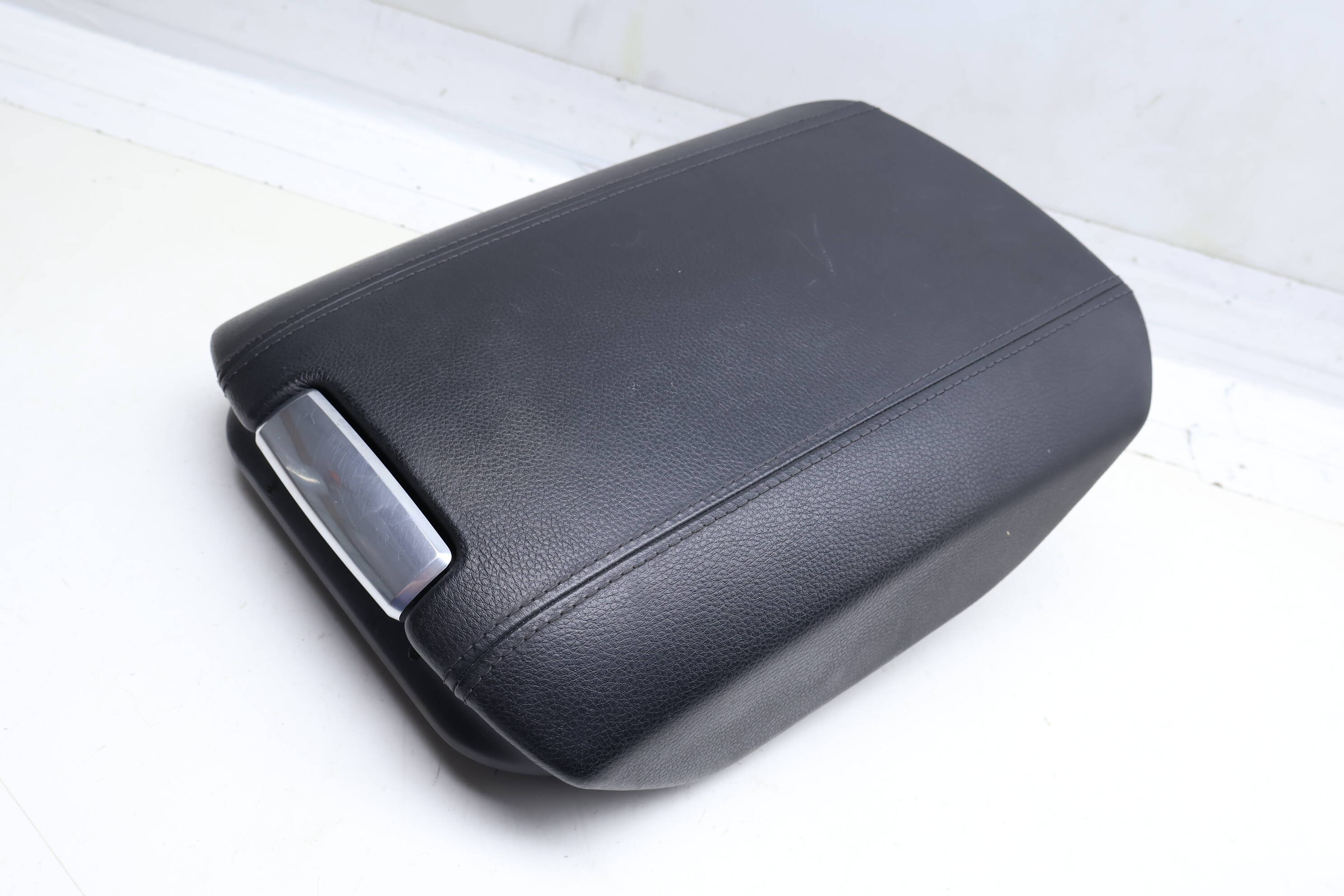 Center Armrest / Arm Rest 7P5864207CP 95855320740