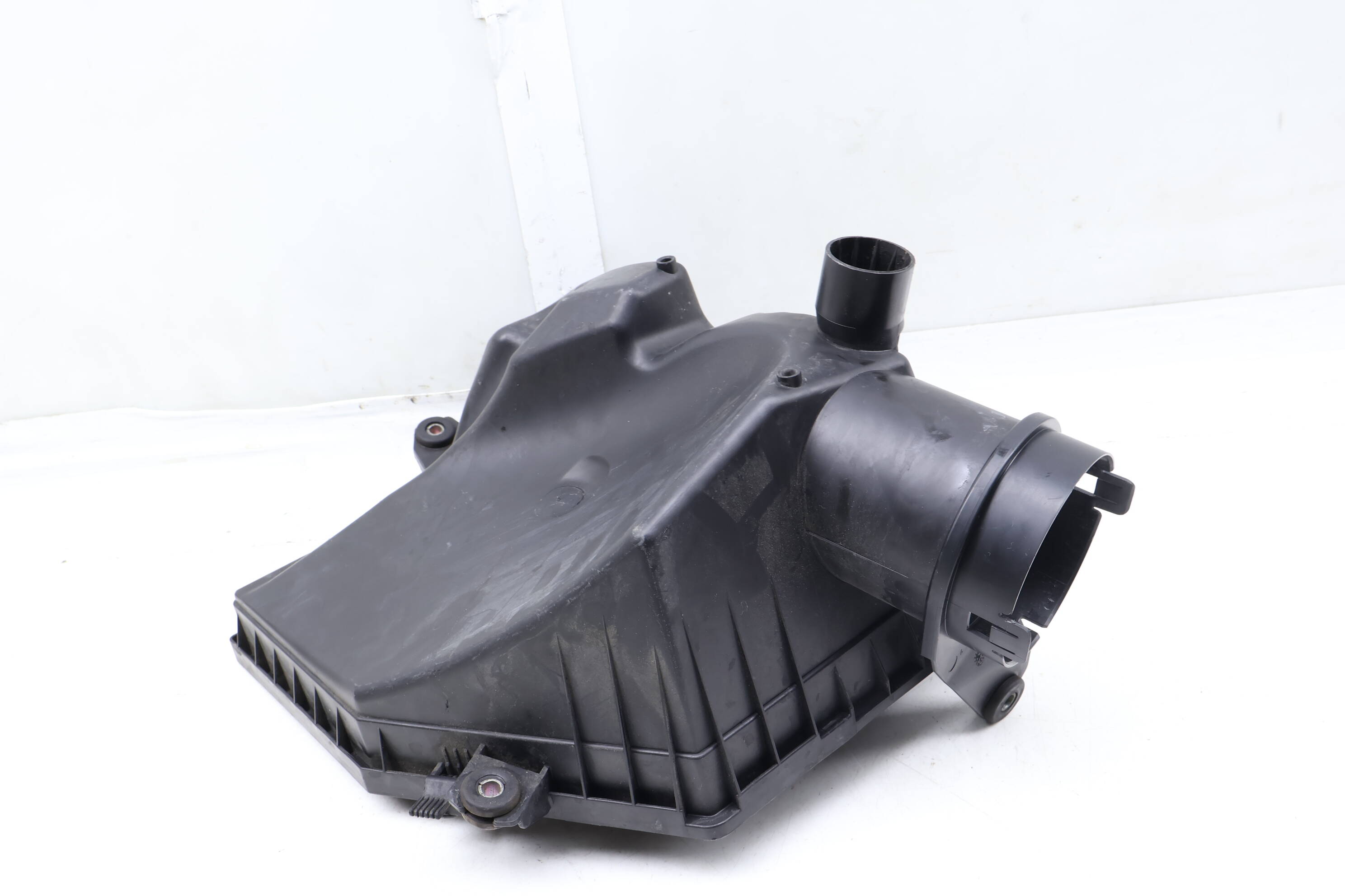 Engine Air Filter Box / Housing (Lower) 13717534190