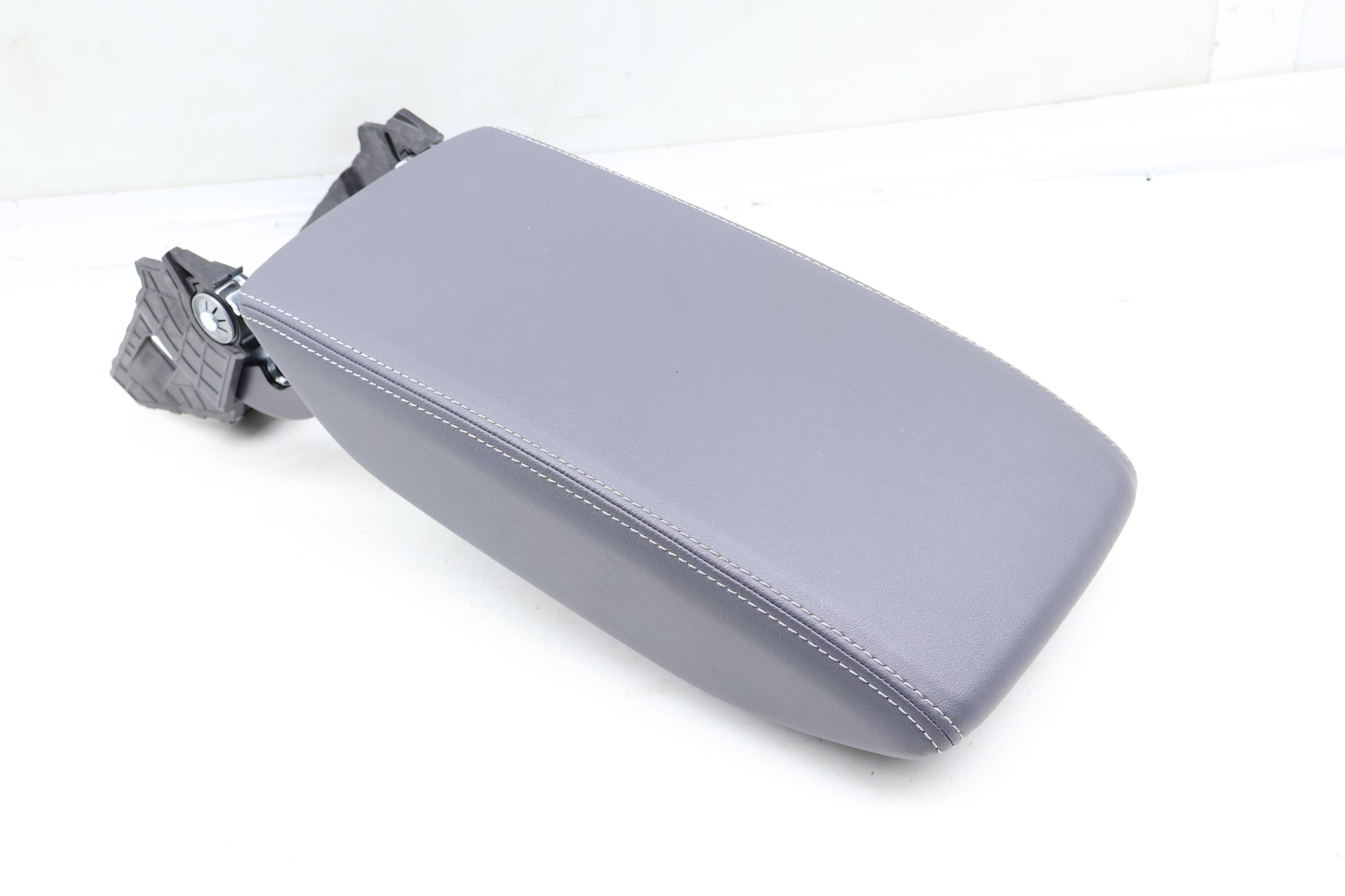 Center Armrest / Arm Rest 11K864207