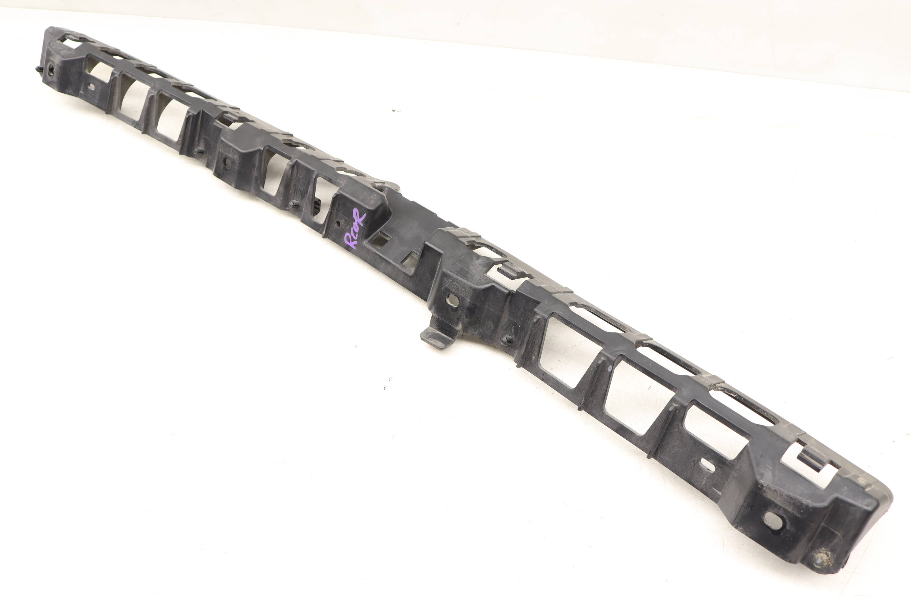 Center Bumper Mount / Bracket 7P5807863 95850586300