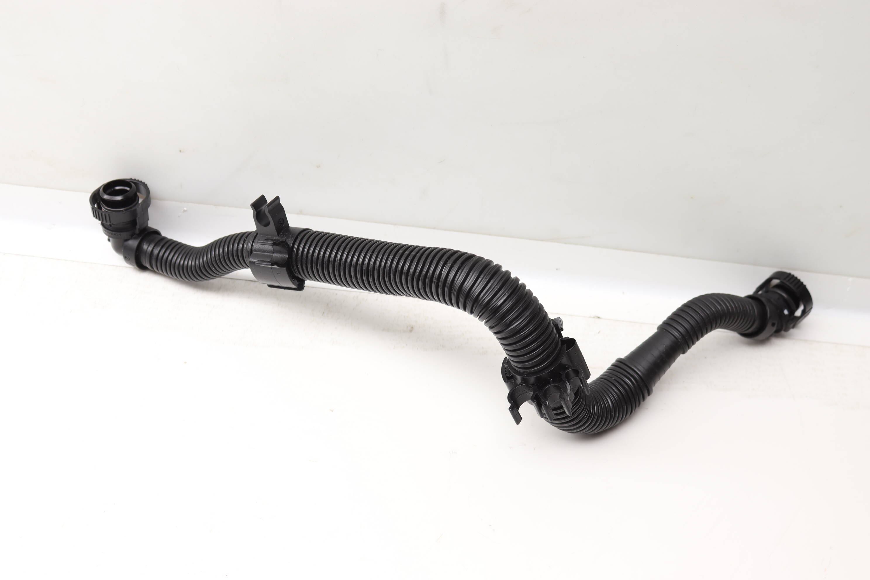 Pcv Engine Breather Hose / Line 06N103213