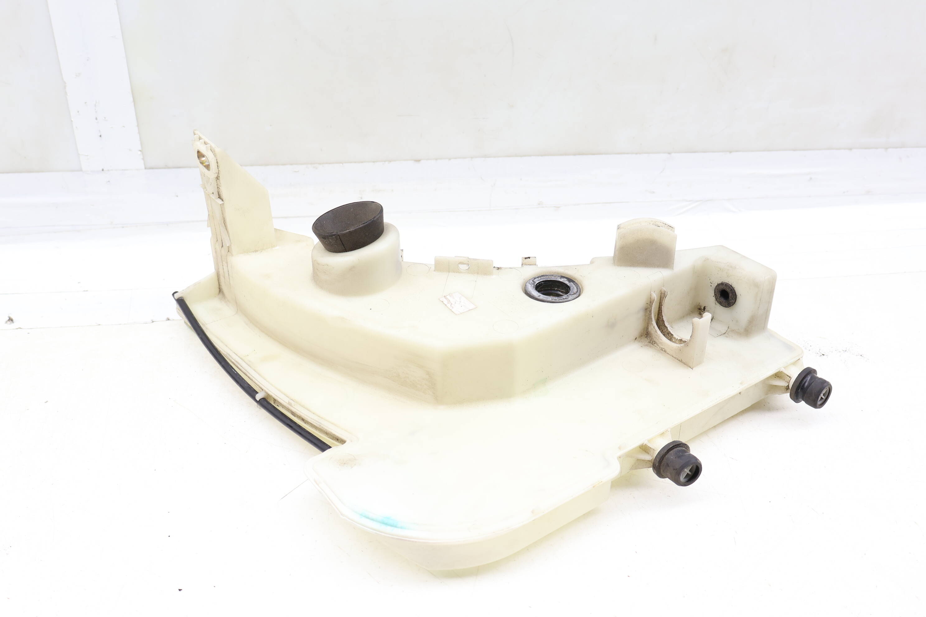 Windshield Washer Reservoir / Tank 99752870100