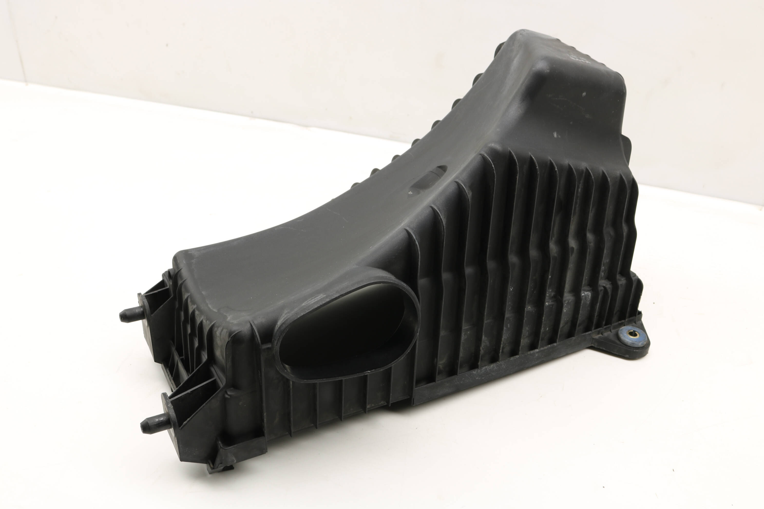 Lower Air Cleaner Filter Box / Housing 7L0129601